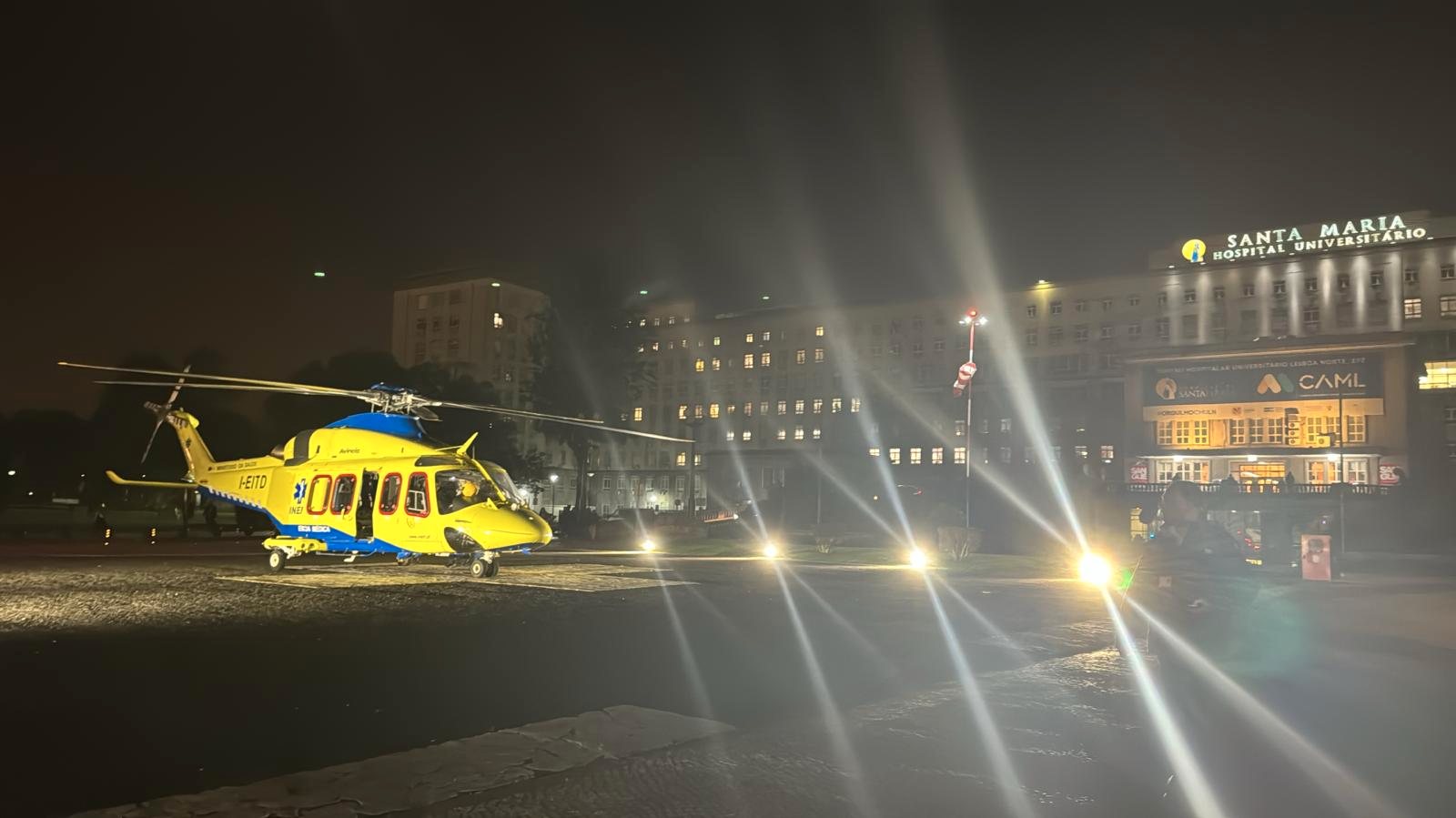 Helicóptero do INEM, vindo de Faro, pousado no heliporto do Santa Maria esta segunda-feira