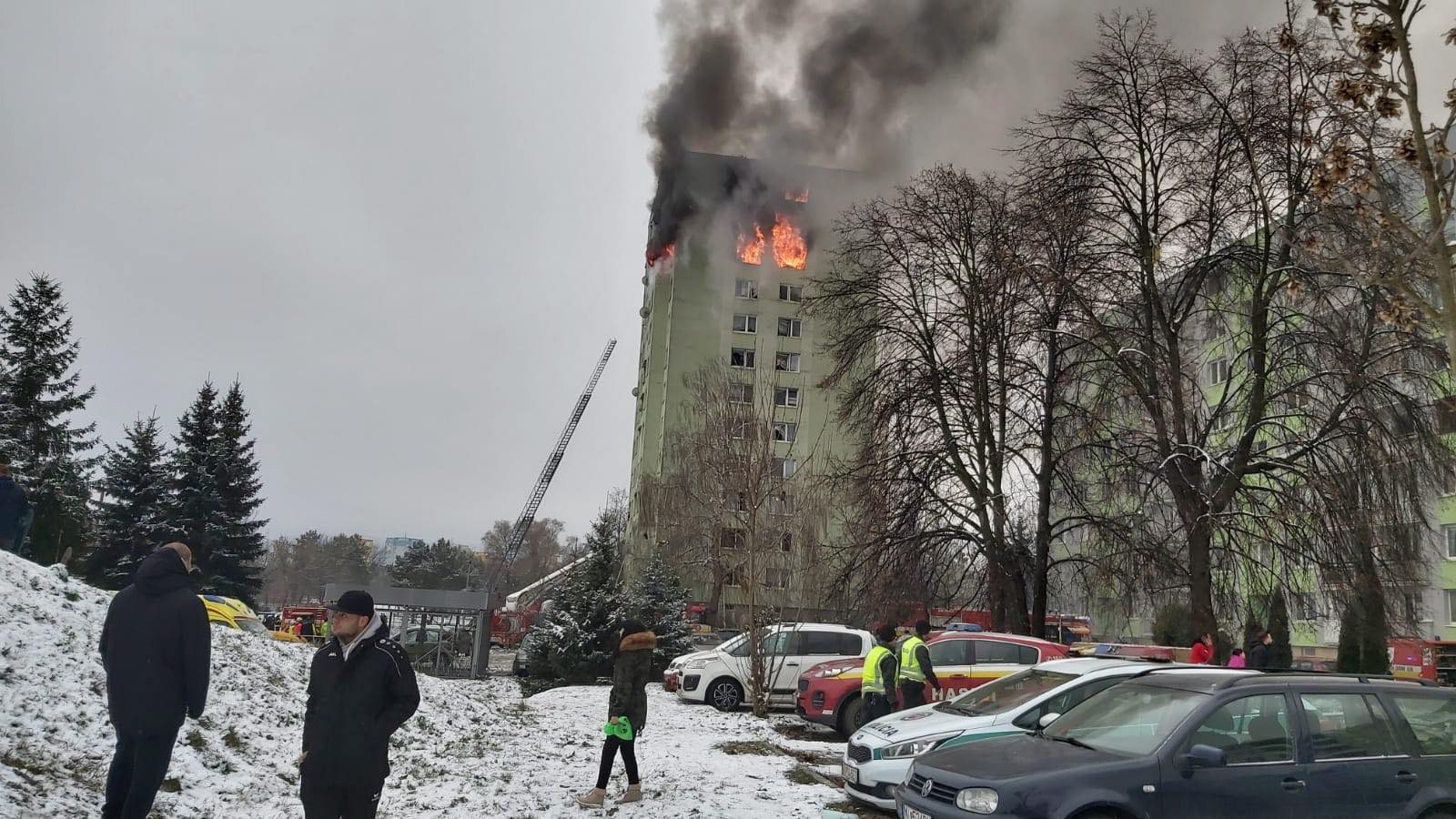Toda a metade superior do edifício está em chamas e os três andares superiores estão totalmente destruídos