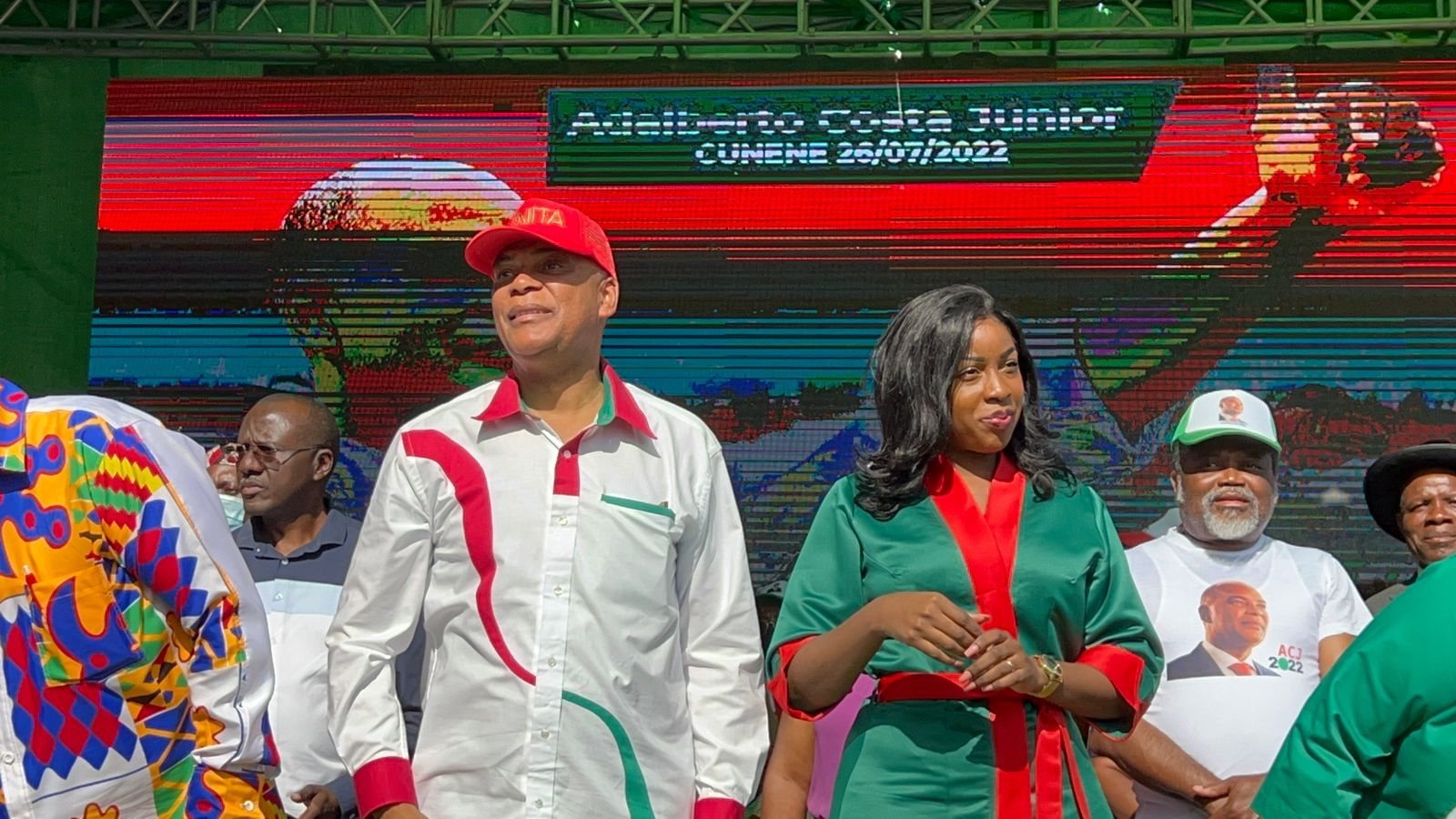 Adalberto Costa Júnior e a mulher Slavia Costa, Justino Pinto de Andrade, do Bloco Democrático. Ondjiva. Comício da UNITA no Cunene, 26 de julho de 2022