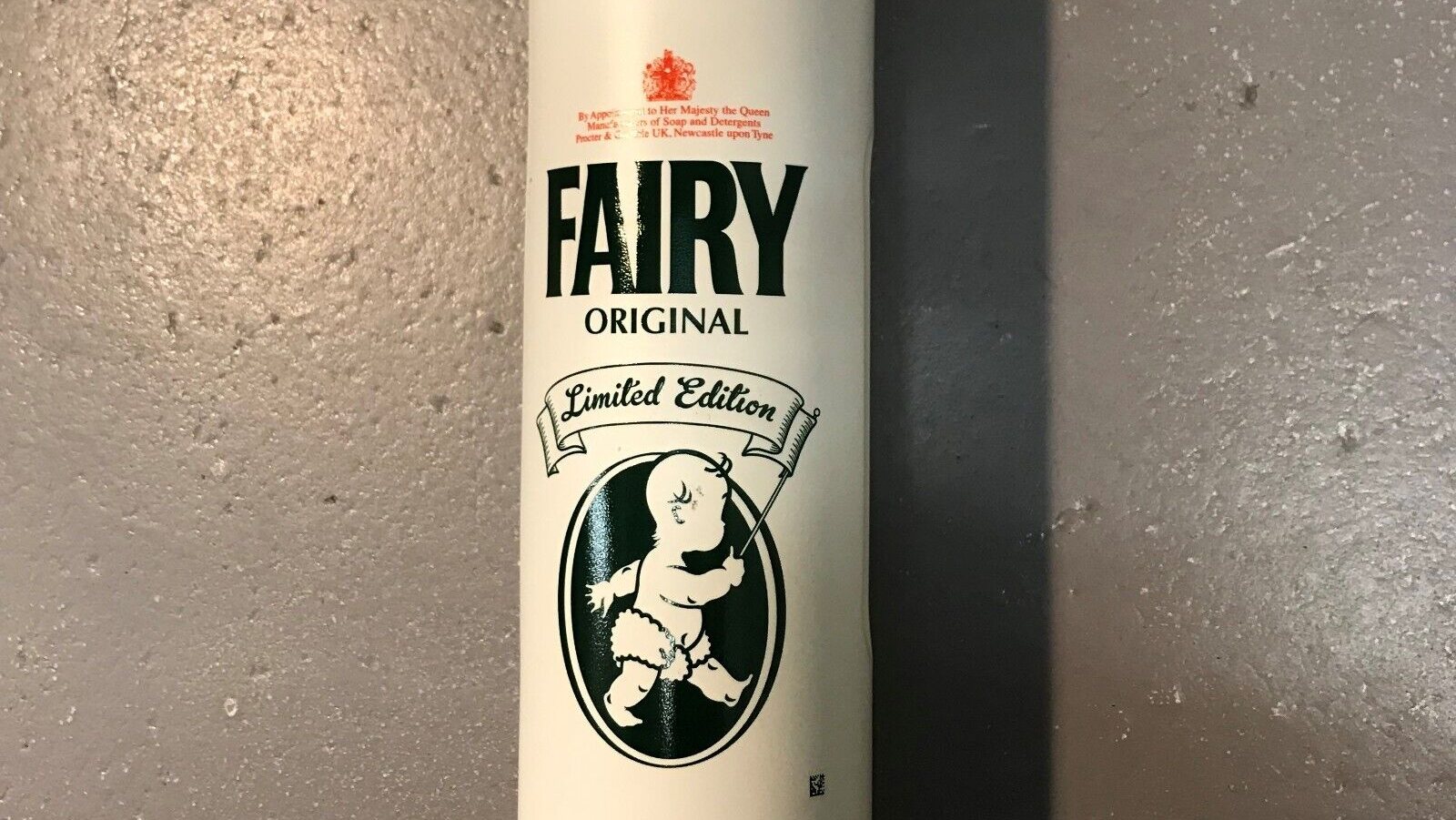 O frasco comemorativo dos 50 anos da Fairy está à venda no eBay por 233,34€.