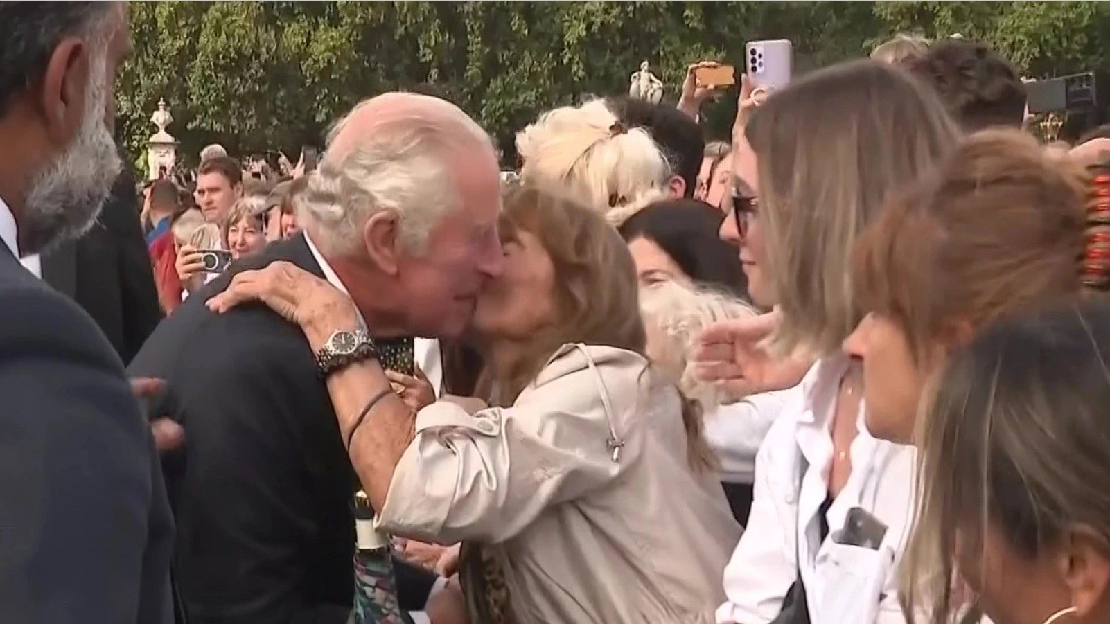 Princípe Carlos beijado por mulher