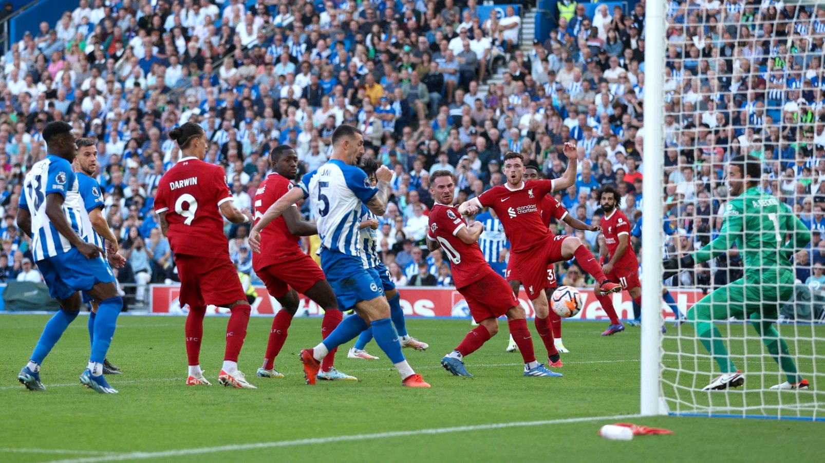 Lewis Dunk aproveitou a passividade da defesa à zona do Liverpool num livre lateral já no último quarto de hora para fazer o empate final