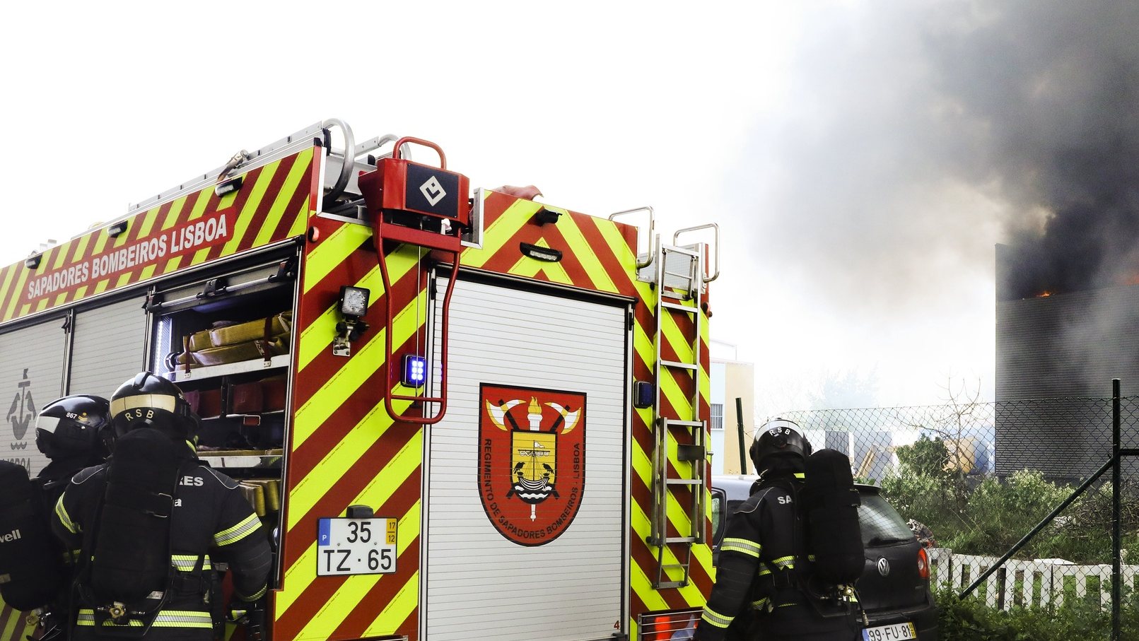 Bombeiros combatem um incêndio que deflagrou hoje ao fim da manhã num armazém de pneus na Azinhaga da Torre do Fato, em Telheiras, Lisboa, 15 de março de 2022. O incêndio levou à evacuação de habitações contíguas, onde já chegou o fogo. JOÃO RELVAS/LUSA