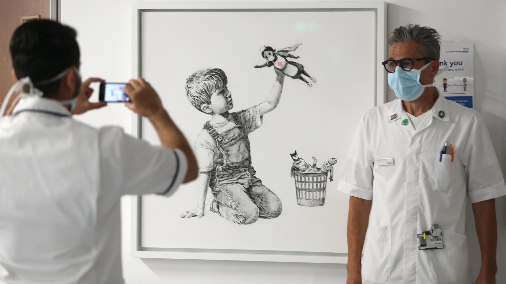 Banksy doou a peça de arte ao hospital de Southampton em maio de 2020.