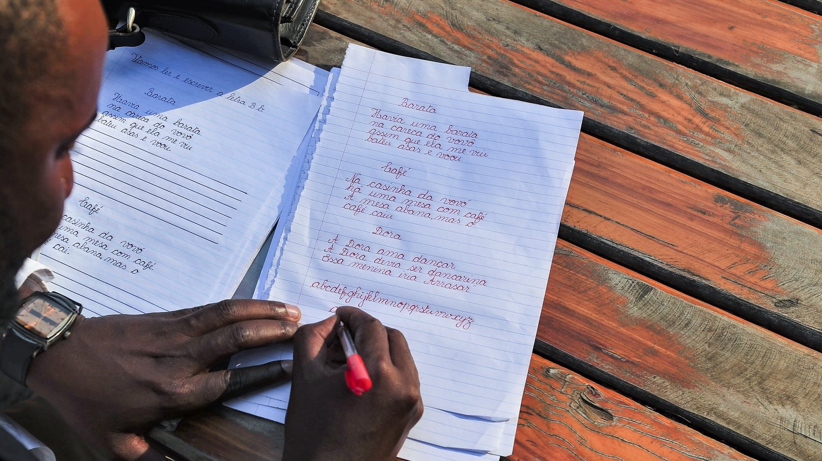 O professor Baptista José, 37 anos, lançou um caderno de caligrafia de letra cursiva, um pequeno manual de baixo custo que promete apoiar o aluno em Moçambique a “Escrever Bonito”, sobretudo num meio rural marcado por limitações no acesso ao ensino, Maputo, Moçambique, 04 de julho de 2024. (ACOMPANHA TEXTO DE 15-07-2024) LUÍSA NHANTUMBO/LUSA