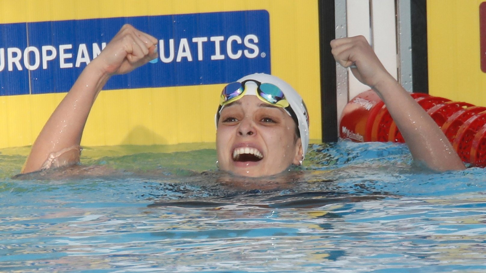epa11420330 Camila Rebelo of Portugal celebrates after winning the Women&#039;s 200m Backstroke Final at the European Aquatics Championships Belgrade 2024, in Belgrade, Serbia, 18 June 2024.  EPA/ANTONIO BAT
