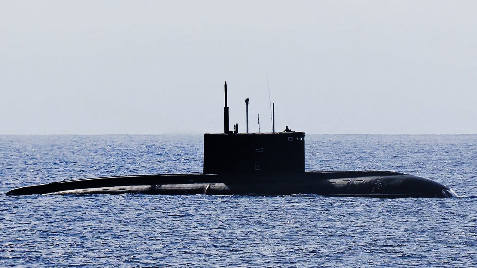 A Marinha Portuguesa, através da monitorização diária do Centro de Operações Marítimas da Marinha e do empenhamento de meios navais, encontra-se a efetuar, desde a madrugada de hoje, dia 15 de outubro, o acompanhamento de dois meios navais russos, o rebocador ATS SERGEY BALK e o submarino da classe Kilo II KRASNODAR, durante a sua passagem pela Zona Económica Exclusiva Portuguesa, 15 de outubro de 2023. MARINHA PORTUGUESA/LUSA