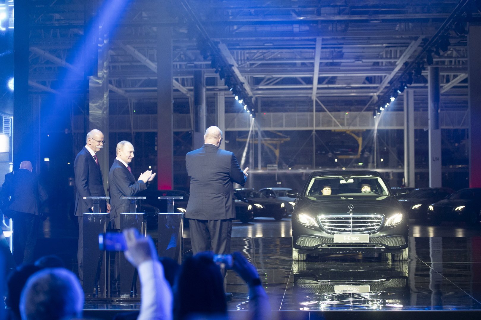 Vladimir Putin é estrela na fábrica da Mercedes – Observador