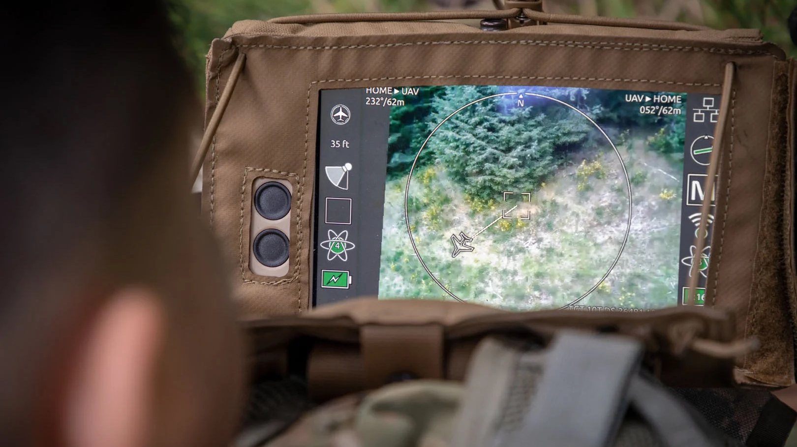 Ecrã que recebe as imagens do drone Back Hornet nas mãos de um operador