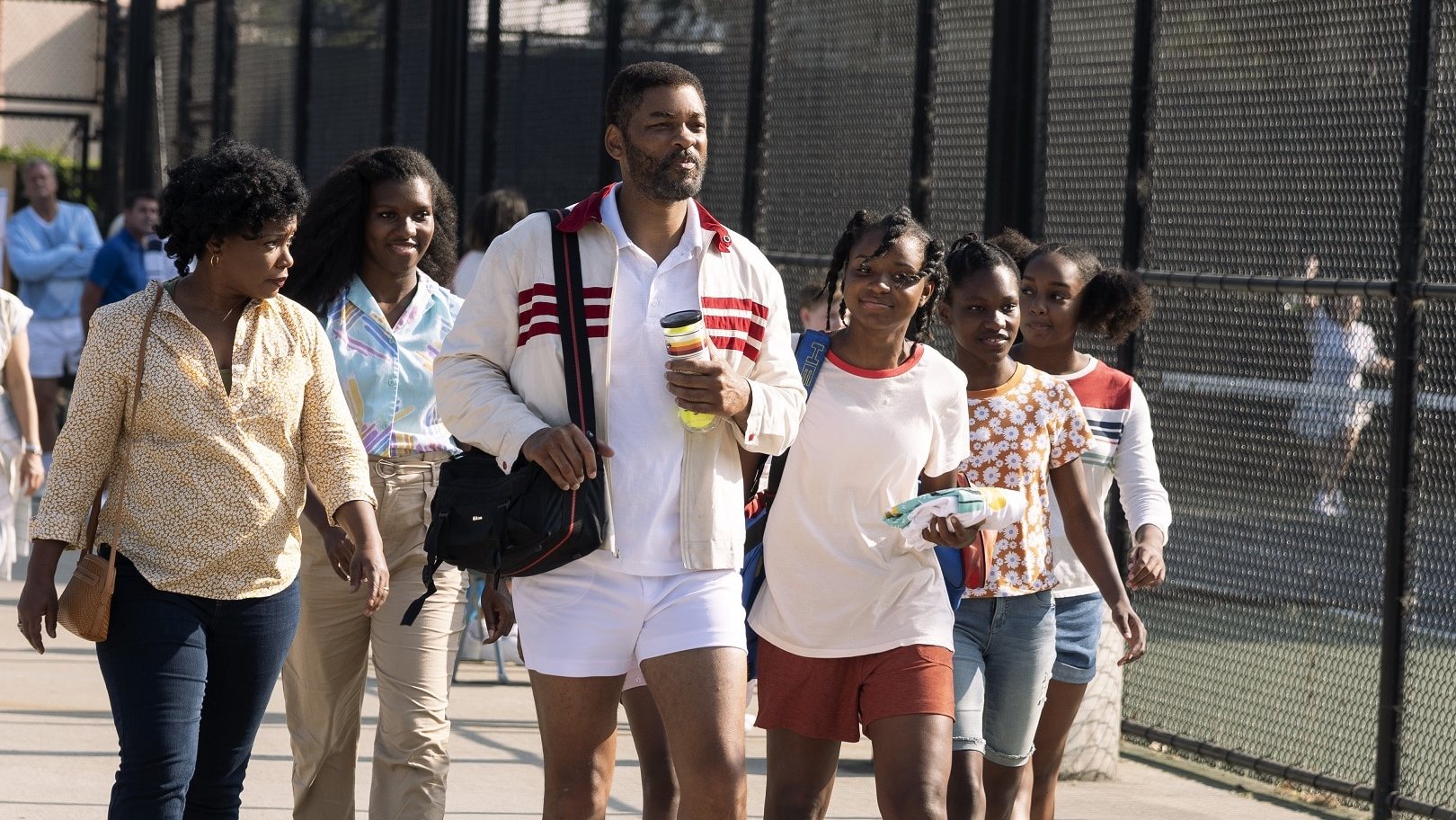 Will Smith (no centro da foto) interpreta Richard Williams, o pai de cinco filhas, entre elas Venus e Serena
