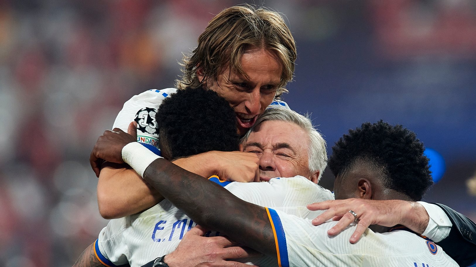 Jogadores voltaram a mostrar a relação que têm Carlo Ancelotti a começar por Modric, que saltou para o colo do técnico após o apito final