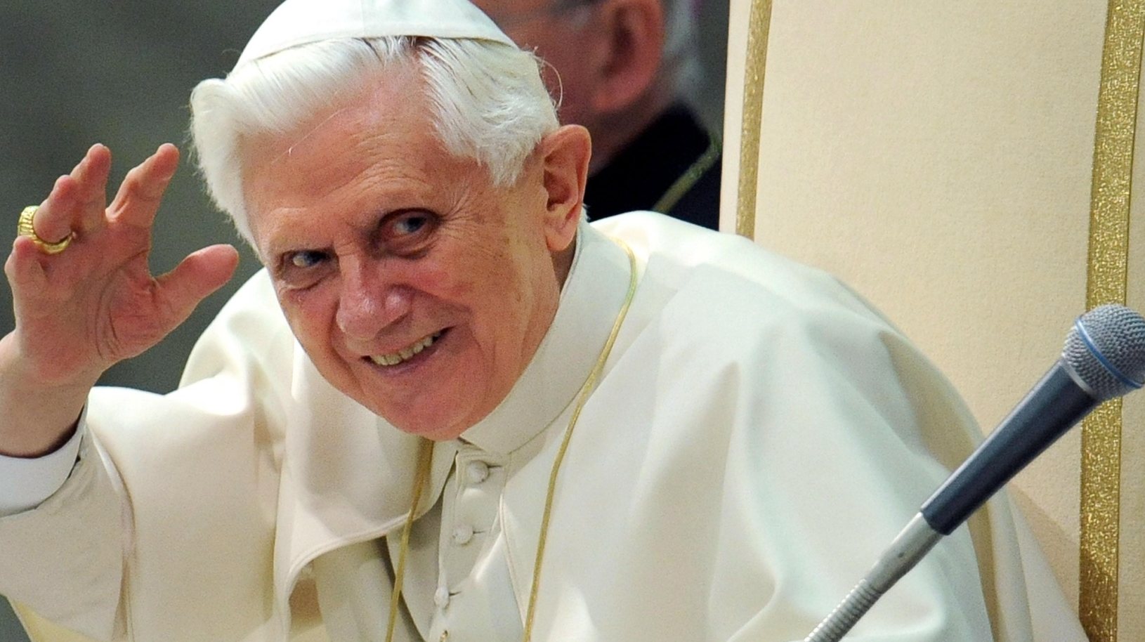 O Papa Bento XVI acena durante um audência no Vaticano, em 2010
