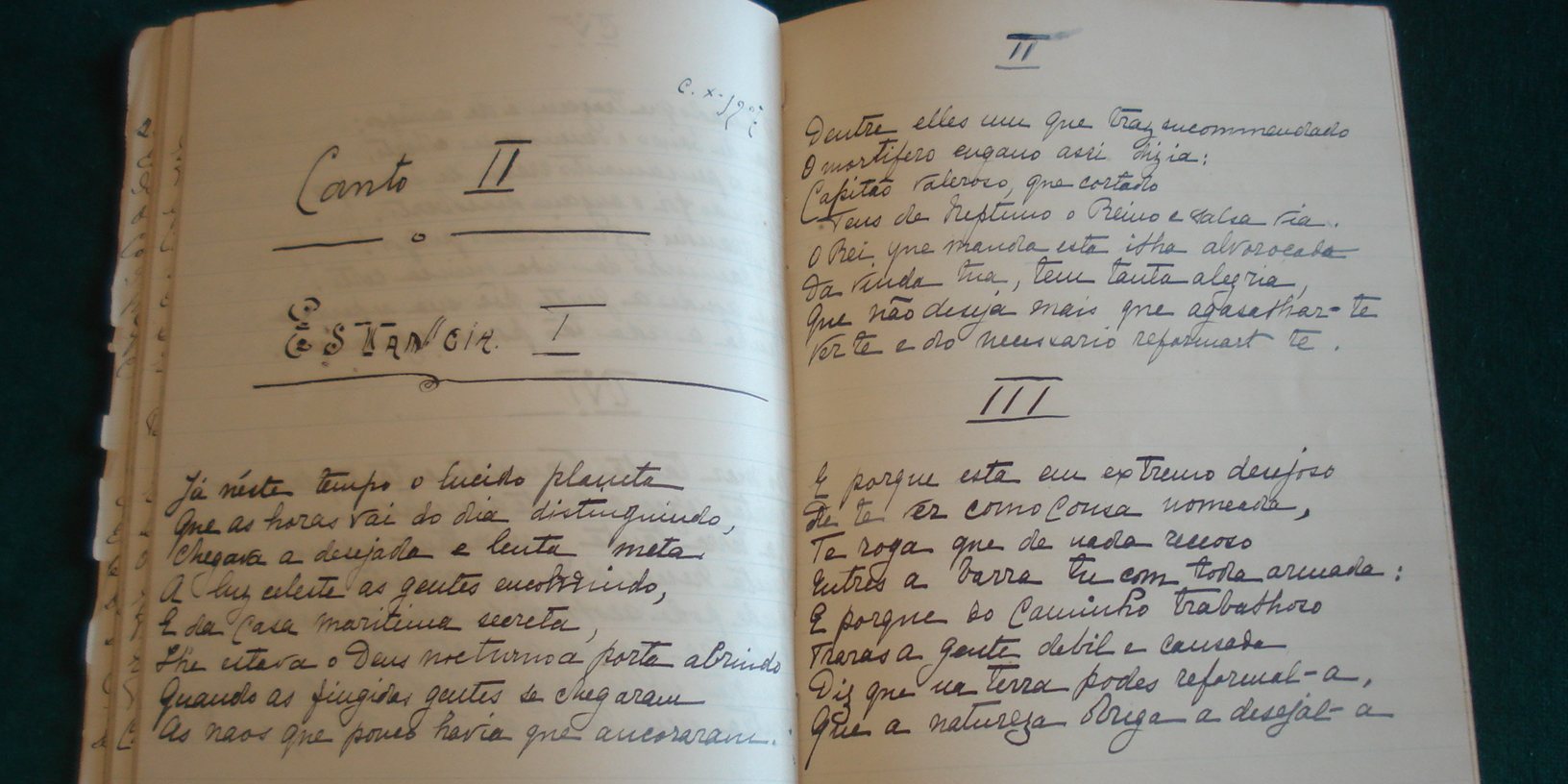 Uma imagem de um dos vários cadernos escolares do então infante D. Manuel, futuro rei D. Manuel II, com excertos de “Os Lusíadas” escritos pela sua mão.