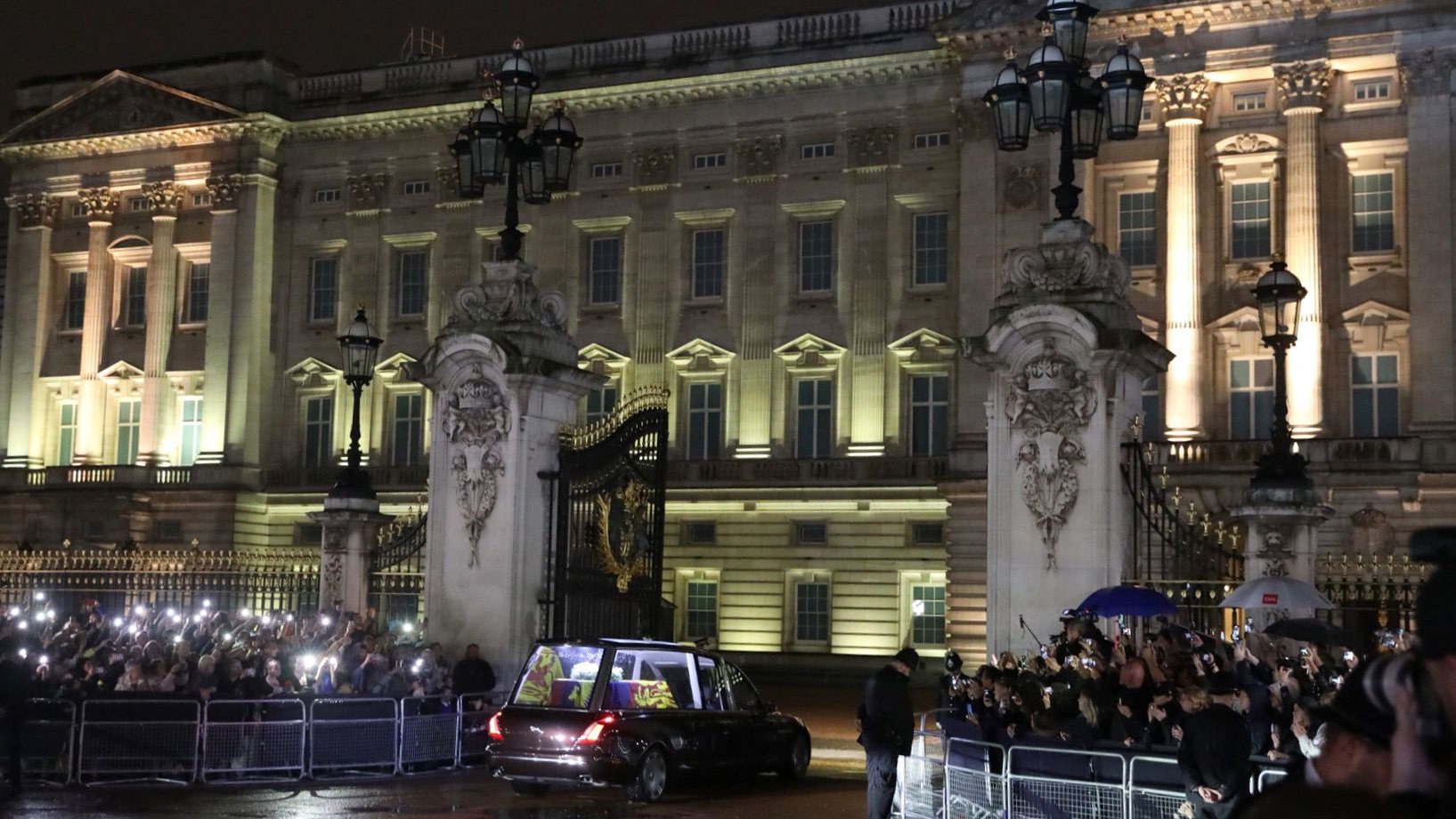 Carro que transporta a urna de Isabel II chega ao Palácio de Buckingham