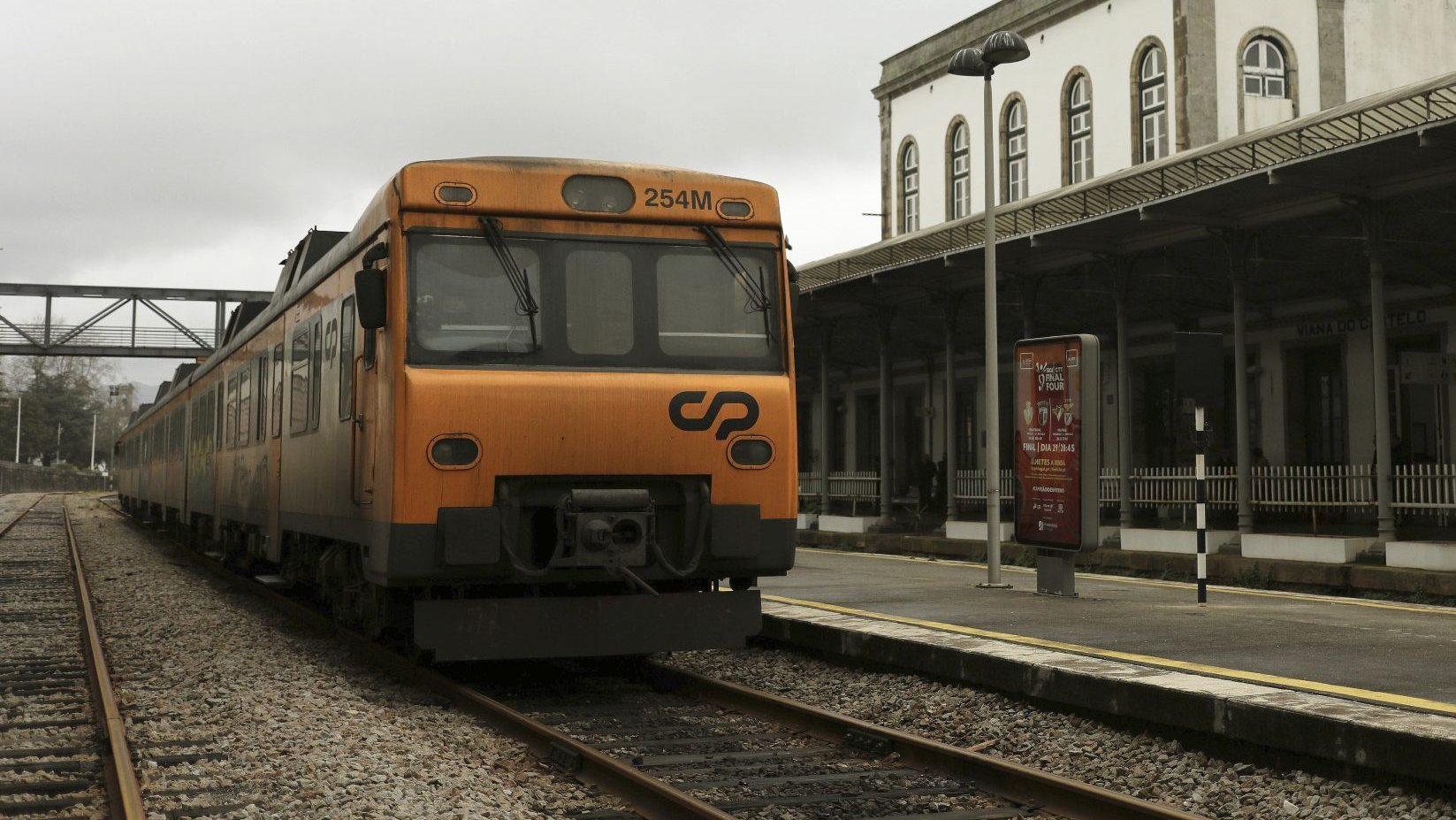 Em 25 de abril, a Infraestruturas de Portugal (IP) iniciou o serviço ferroviário de transporte de passageiros com comboios de tração elétrica no troço da Linha do Minho