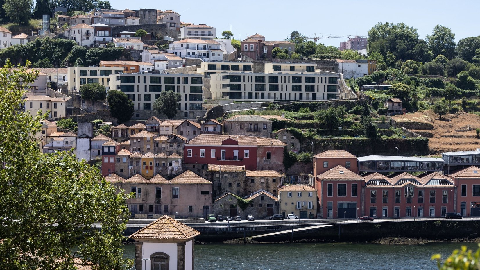 Vista de habitações na marginal de Vila Nova de Gaia a partir do Porto, 13 de junho de 2024.. JOSÉ COELHO/LUSA