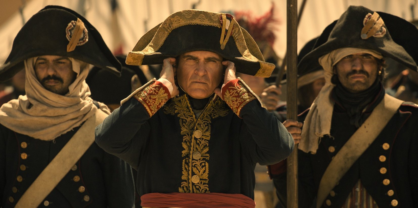 Joaquin Phoenix interpreta Napoleão e tem um guarda-roupa à medida da autoridade do imperador e dos princípios veganos do ator