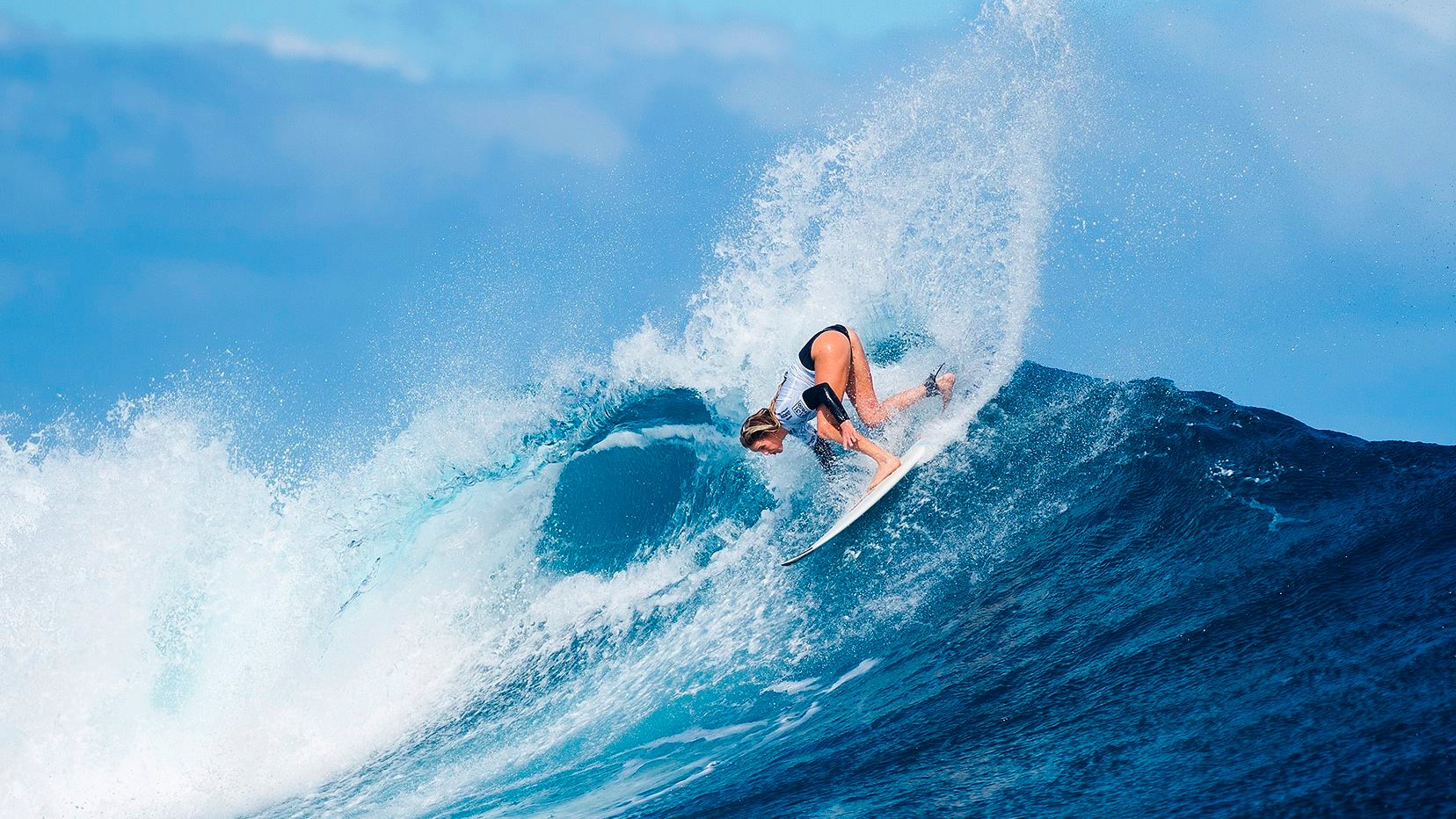 epa04778368 A handout picture made available by the World Surf League (WSL) shows Laura Enever of Australia posting a near perfect 9.43 ride (out of ten) to win her Round 1 heat at the Fiji Womens Pro in Tavarua, Fiji, 01 June 2015.  EPA/KIRSTIN SCHOLTZ EDITORIAL USE ONLY/NO SALES/NO COMMERCIAL RIGHTS/COPYRIGHT OWNED BY WSL HANDOUT EDITORIAL USE ONLY/NO SALES