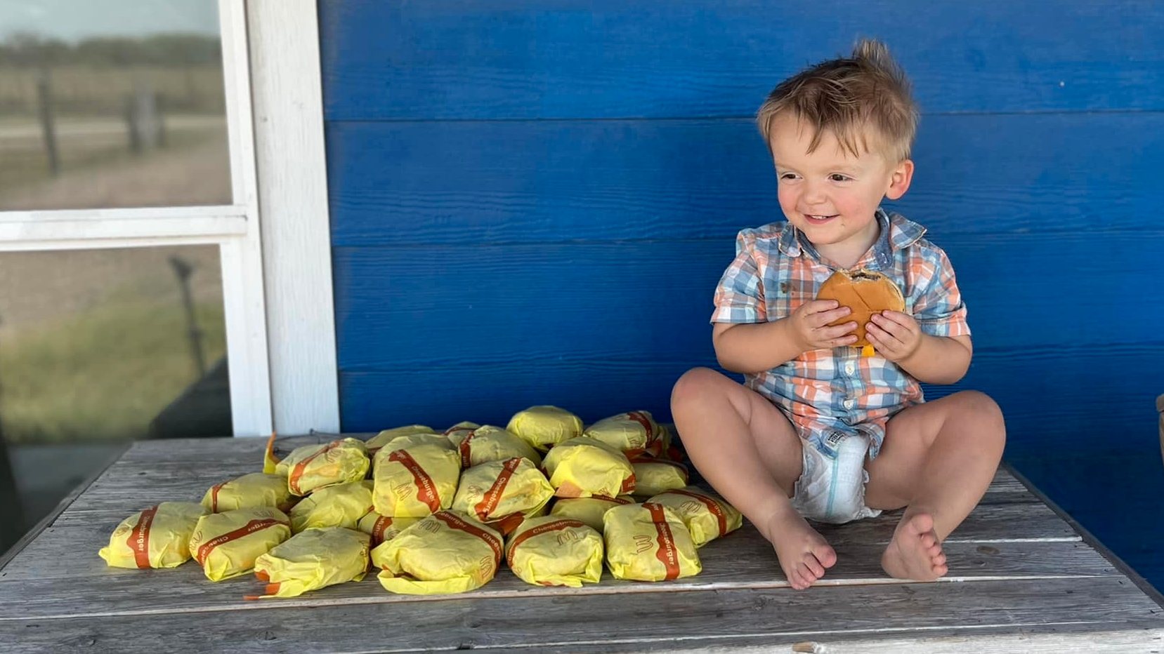 O filho de Kelsey Burkhalter Golden com 31 cheeseburgers