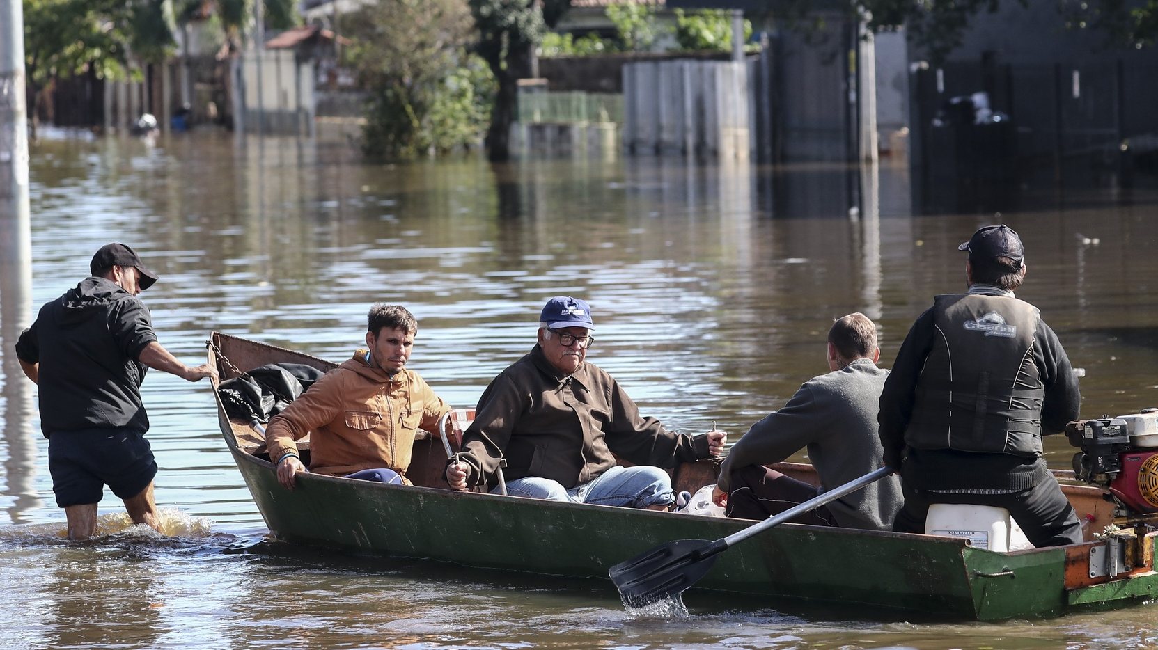 epa11340856 Rescue volunteers navigate the flood waters of the Gravatai River, in the Matias Velho neighborhood, in Canoas, north of Porto Alegre, Brazil, 14 May 2024. The Government of the state of Rio Grande do Sul warned this 14 May that the GuaÃ­ba River could break the historical record reached last week, due to the heavy rains that fell in recent days. The worst floods in memory in the region have already caused more than 600,000 displaced people, 149 dead and 127 missing.  EPA/Sebastiao Moreira