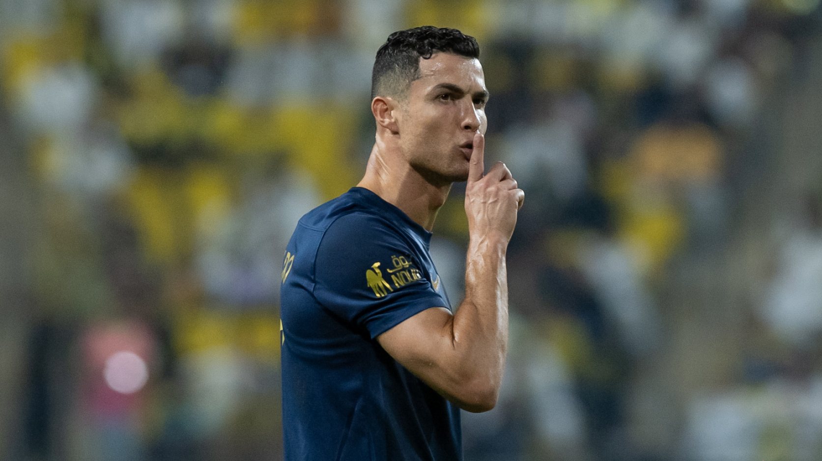 Cristiano Ronaldo não gostou de ouvir adeptos do Al-Ettifaq a cantar o nome de Messi e reagiu por mais do que uma vez para as bancadas