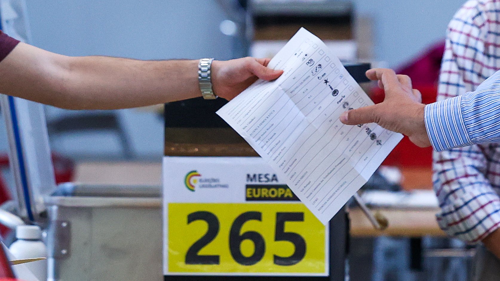 Membros da Comissão Nacional de Eleições participam na contagem de votos dos residentes no estrangeiro, no âmbito das eleições legislativas 2024, Centro de Congressos de Lisboa, 20 de março de 2024. MANUEL DE ALMEIDA/LUSA