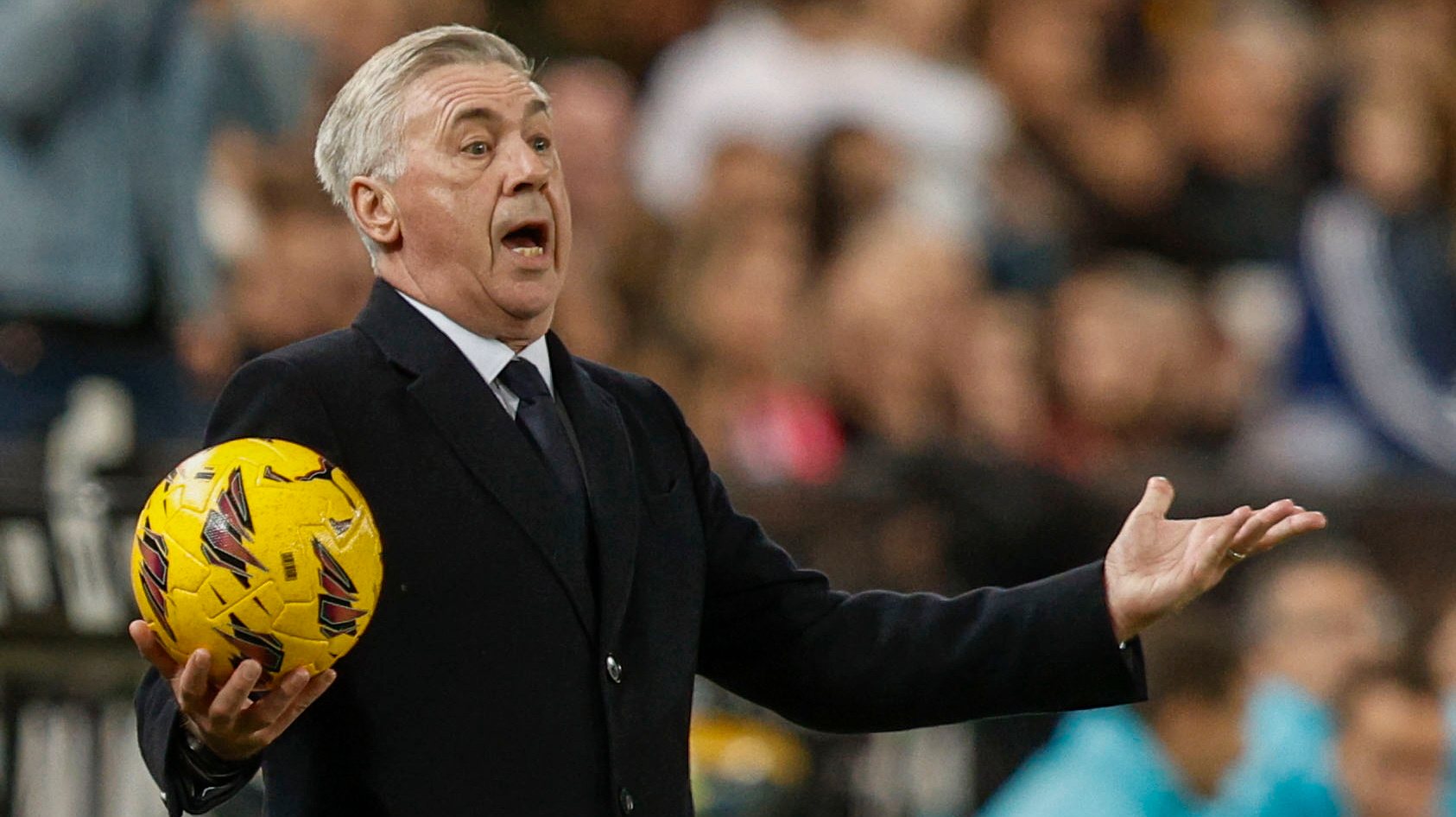 epa11195154 Real Madrid&#039;s head coach Carlo Ancelotti gestures as he holds a match ball during the LaLiga soccer match between Valencia CF and Real Madrid, in Valencia, Spain, 02 March 2024.  EPA/Kai Foersterling