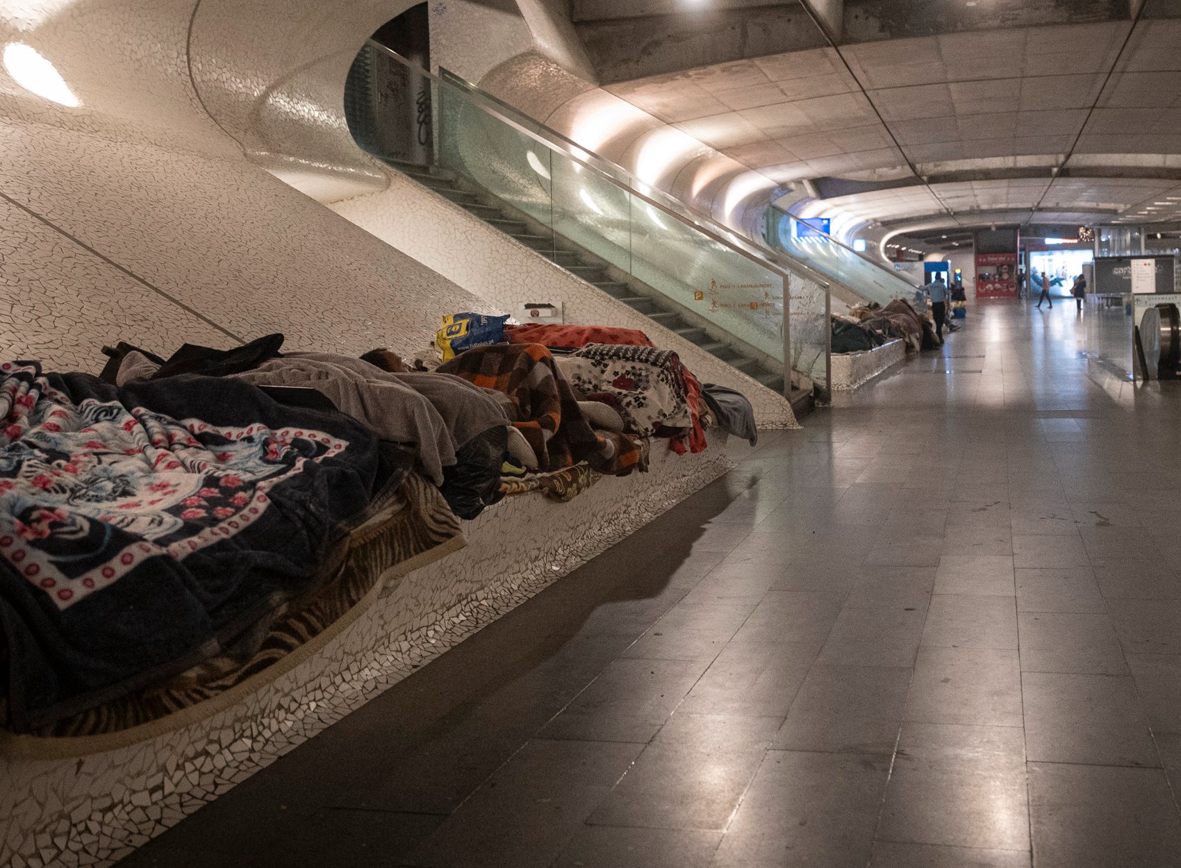 A estação da Gare do Oriente, no Parque das Nações em Lisboa, está cada vez mais lotada de pessoas em situação de sem-abrigo.