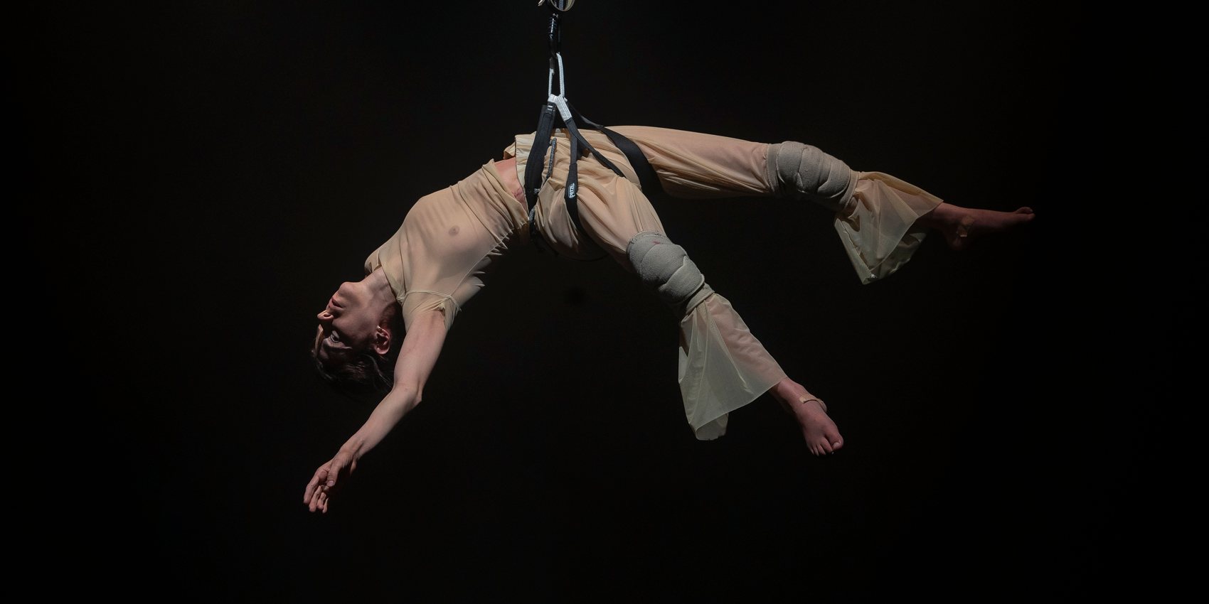 “É uma peça que tem dança, teatro, circo e que funciona muito em torno dos limites de risco físicos e do desconforto e da tensão”, diz Diana Niepce