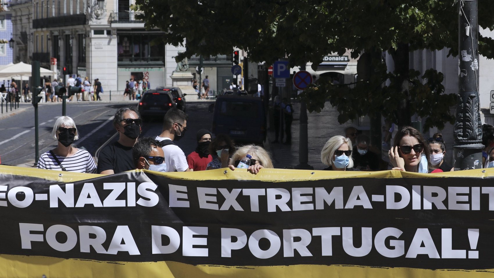 Ativistas durante a concentração &quot;Unidos Contra O Fascismo&quot; organizada pela Frente Unitária Antifascista &quot;contra discursos xenófobos, racistas e tentativas de intimidação&quot; e &quot;face às ameaças e chantagens por parte de organizações de extrema-direita neonazis que recairam sobre sete ativistas antifascistas e anti-racistas e três deputadas&quot;, que decorreu no Largo do Camões, Lisboa, 16 de agosto de 2020. ANTÓNIO COTRIM/LUSA