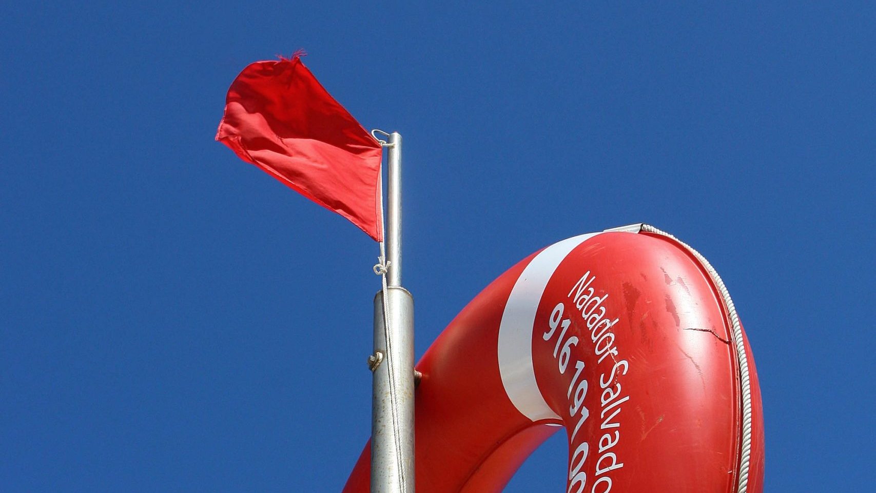 Bandeira vermelha içada na praia que esteve fechada a banhos devido às Caravelas que invadiram a praia da Foz do Arelho, tornado-a interdita a banhos, a 30 de Julho de 2009.    MARIO CALDEIRA / LUSA