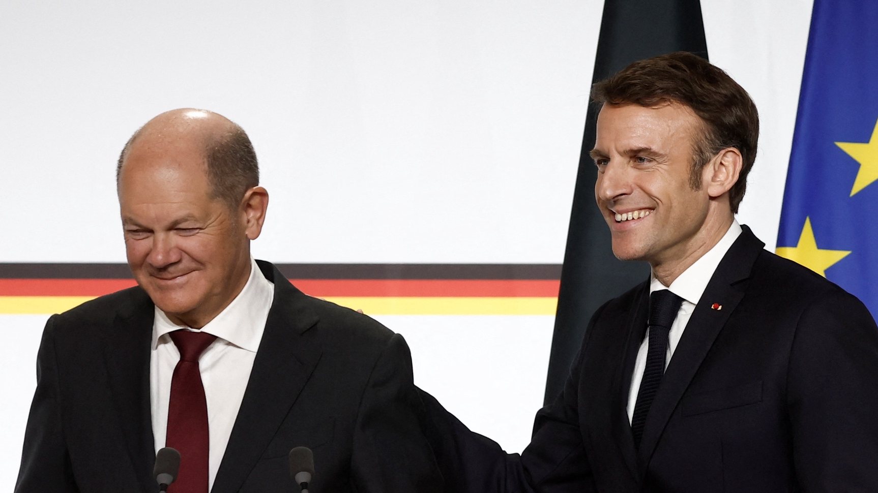 epa10423520 French President Emmanuel Macron (R) and German Chancellor Olaf Scholz attend a joint news conference as part of a Franco-German joint cabinet meeting, during the celebration of the 60th anniversary of the signing of the Elysee Treaty, at the Elysee Palace in Paris, France, 22 January 2023.  EPA/BENOIT TESSIER / POOL  MAXPPP OUT