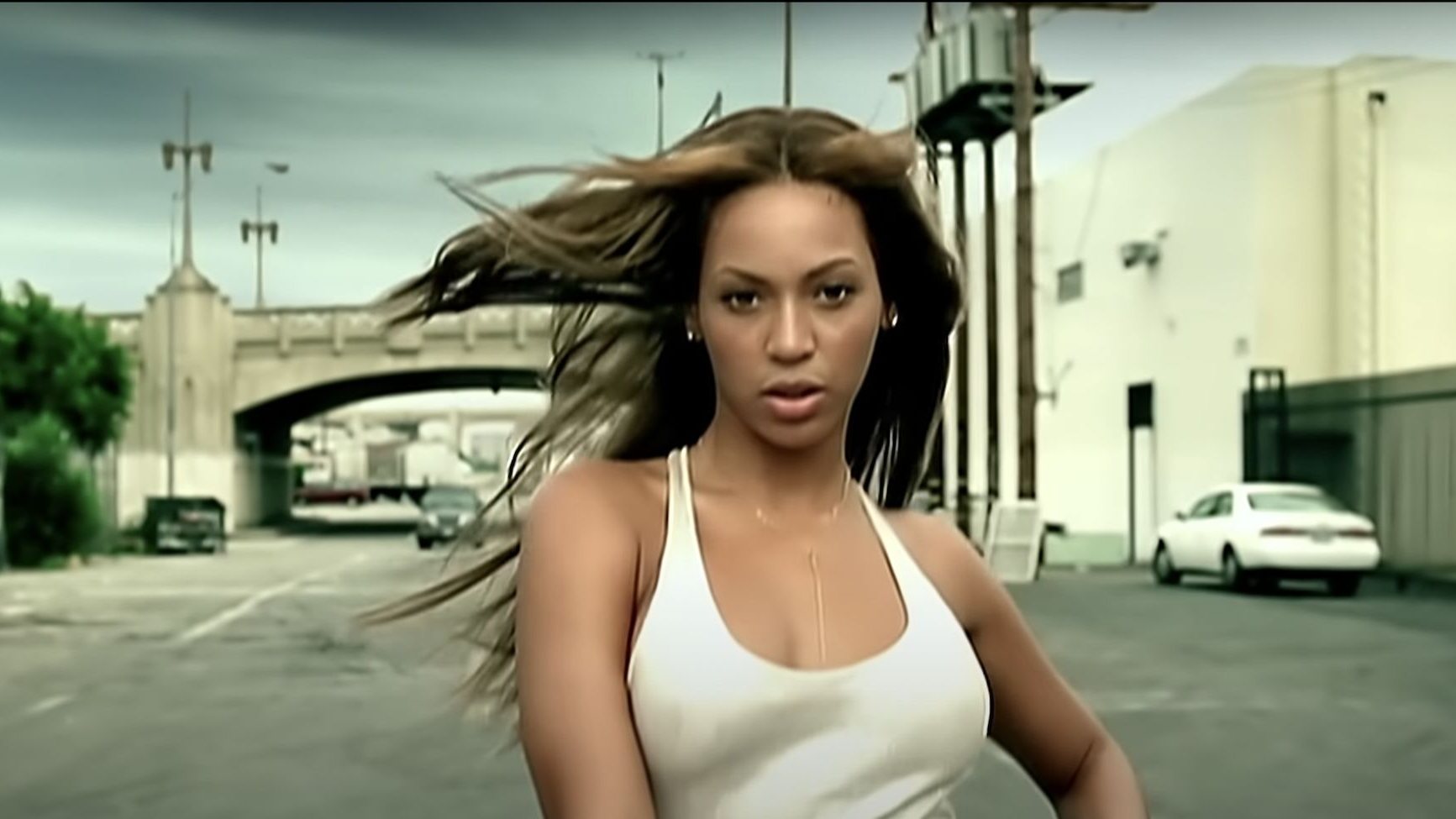 Beyoncé no vídeo da música &quot;Crazy in Love&quot;, de 2003 filmado na baixa de Los Angeles