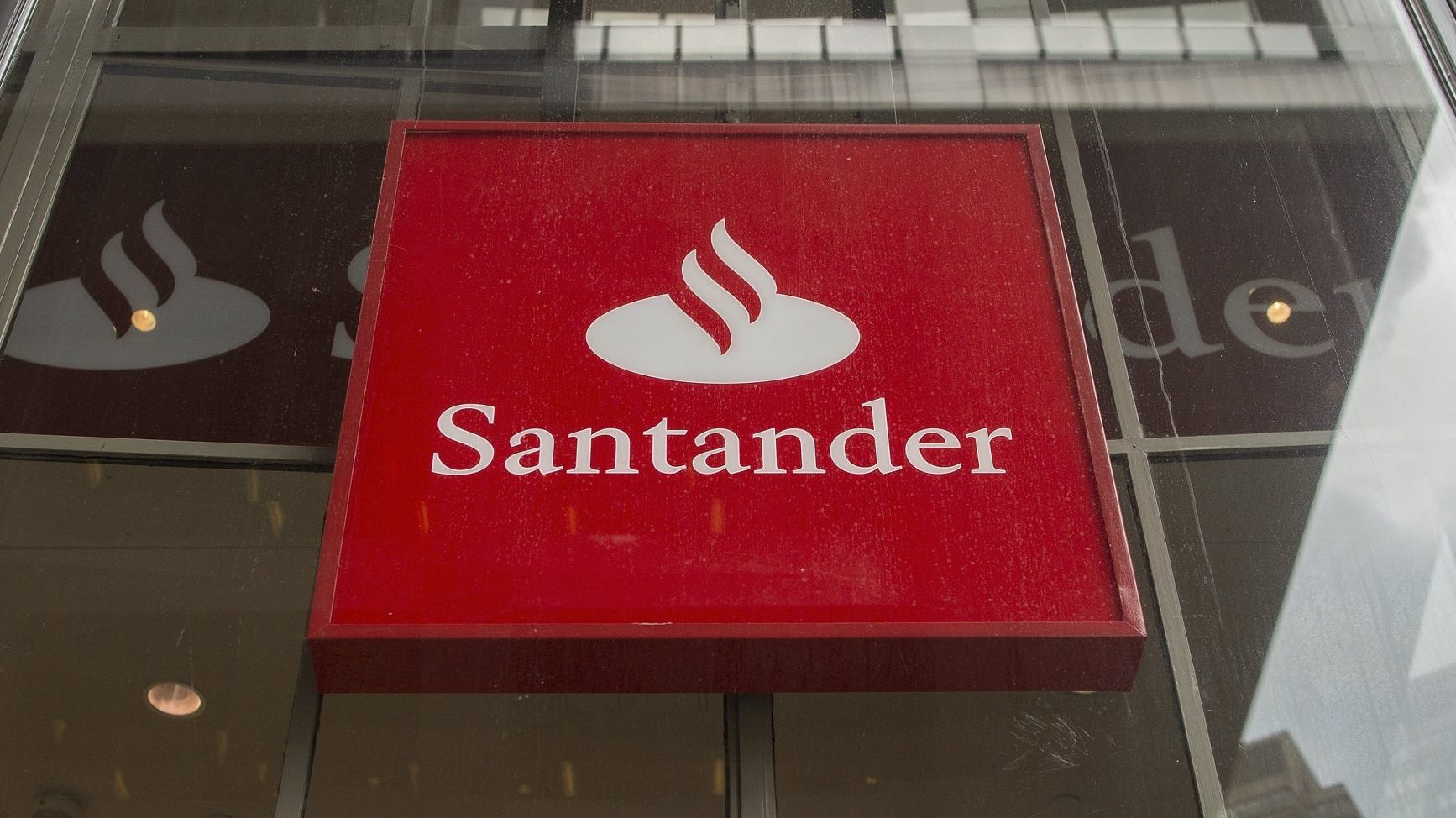 O assalto ao Santander ocorreu em 2018, na noite de S. João (23 para 24 de junho), tendo rendido dinheiro e valores avaliados em quatro milhões de euros