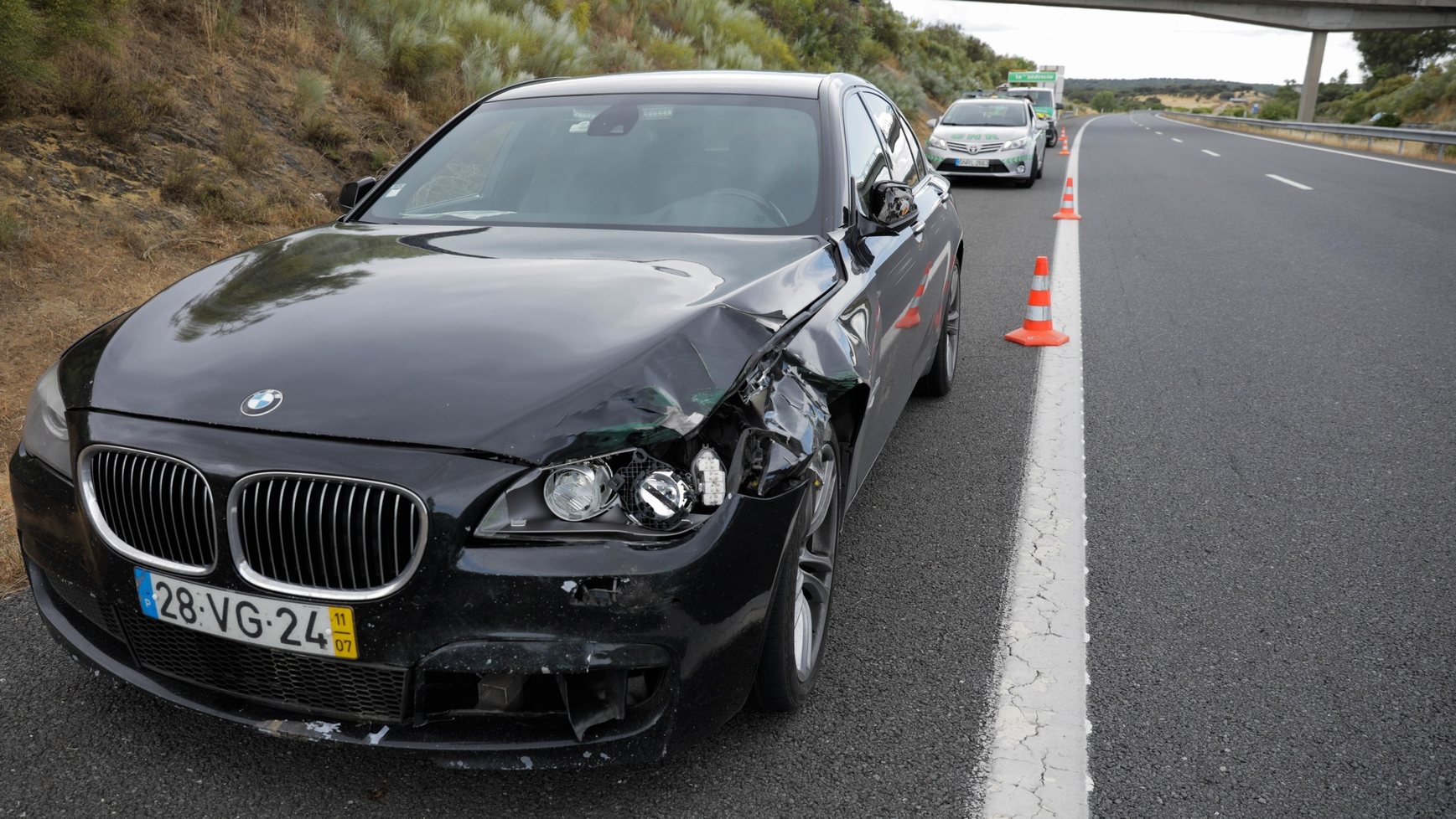 O carro onde seguia o ministro da Administração  Interna, Eduardo Cabrita, estacionado no A6 no seguimento de um acidente que envolveu uma vitima mortal por atropelamento, Évora, 18 de junho de 2021. PAULO CUNHA /LUSA