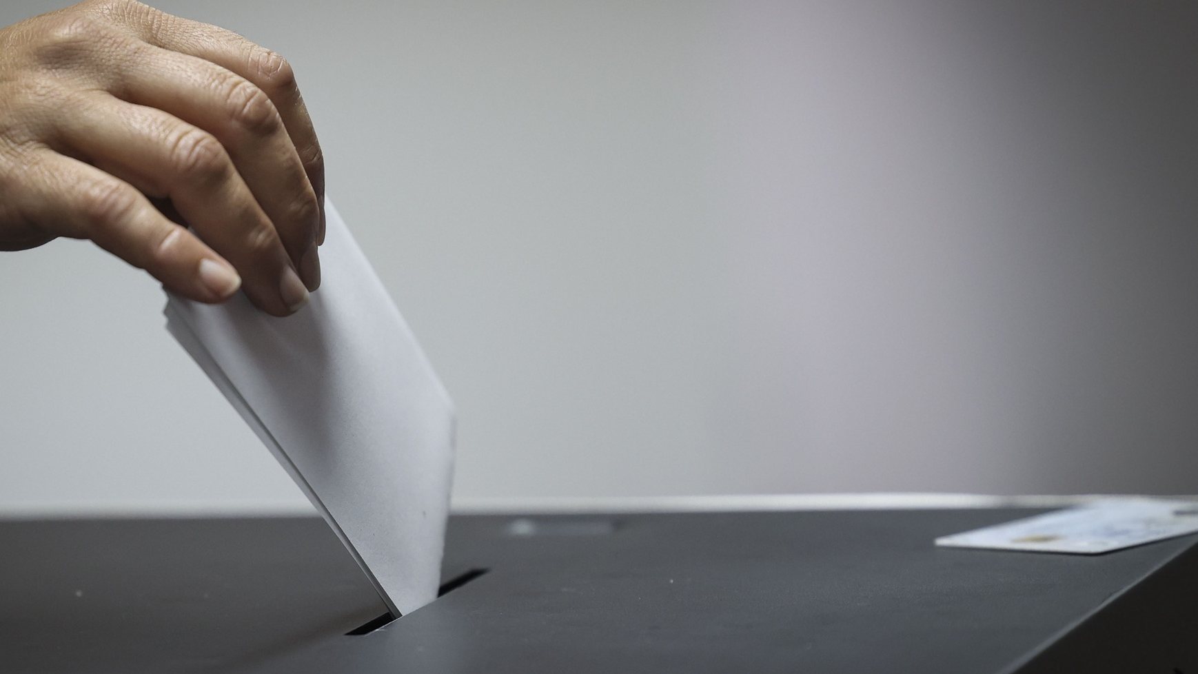 Açorianos exercem o seu direito de voto para as eleições regionais dos Açores em Ponta Delgada, 04 de fevereiro de 2024.Onze forças políticas, incluindo três coligações, disputam hoje os 57 lugares do parlamento açoriano nas legislativas regionais, que decorrem cerca de oito meses antes do previsto. ANDRÉ KOSTERS/LUSA