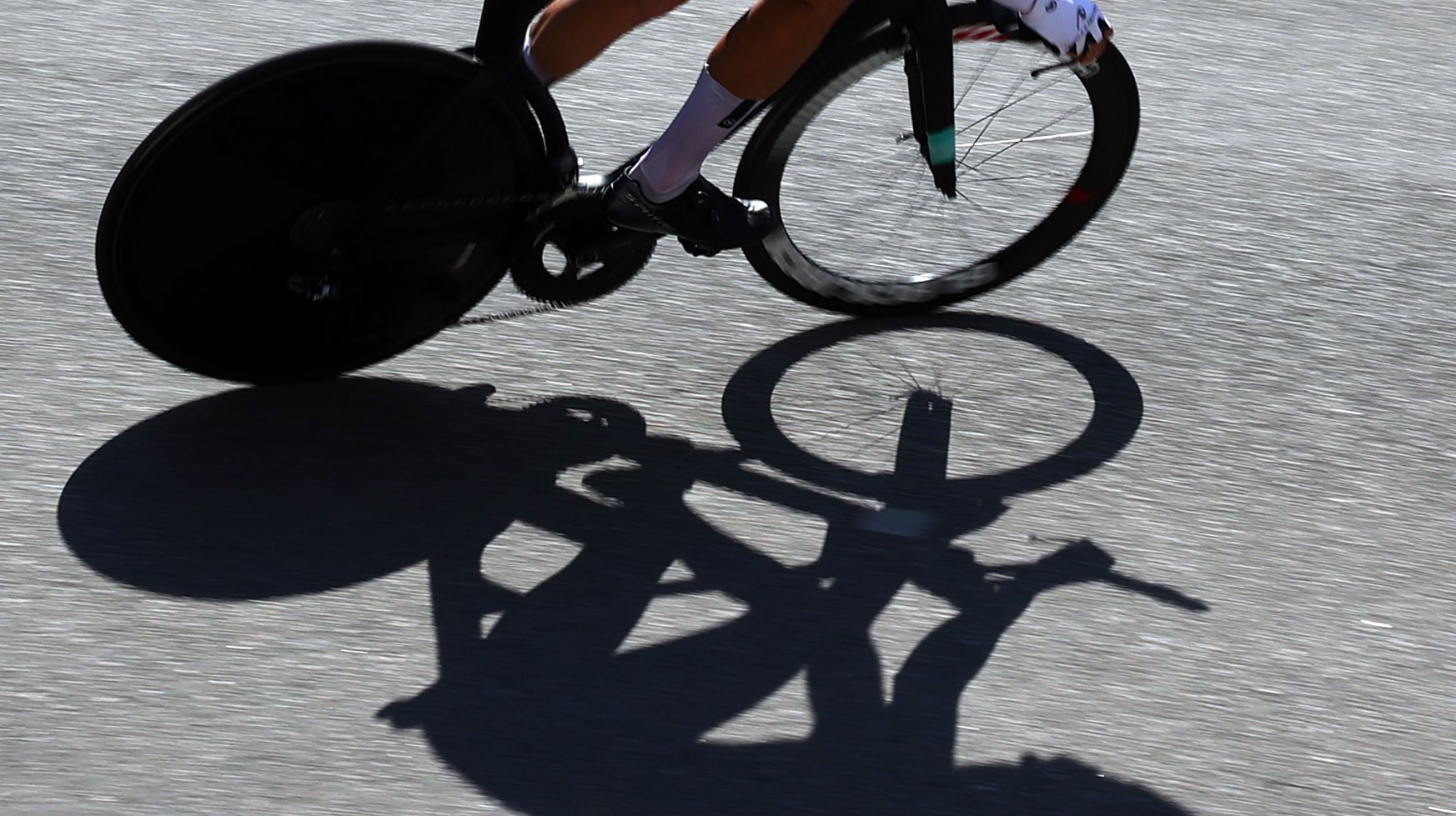 Sombra de um ciclista não identificado durante o prólogo de 5,6 Km da 85ª Volta a Portugal em Bicicleta, disputado em Águeda, 24 de julho de 2024. NUNO VEIGA/LUSA
