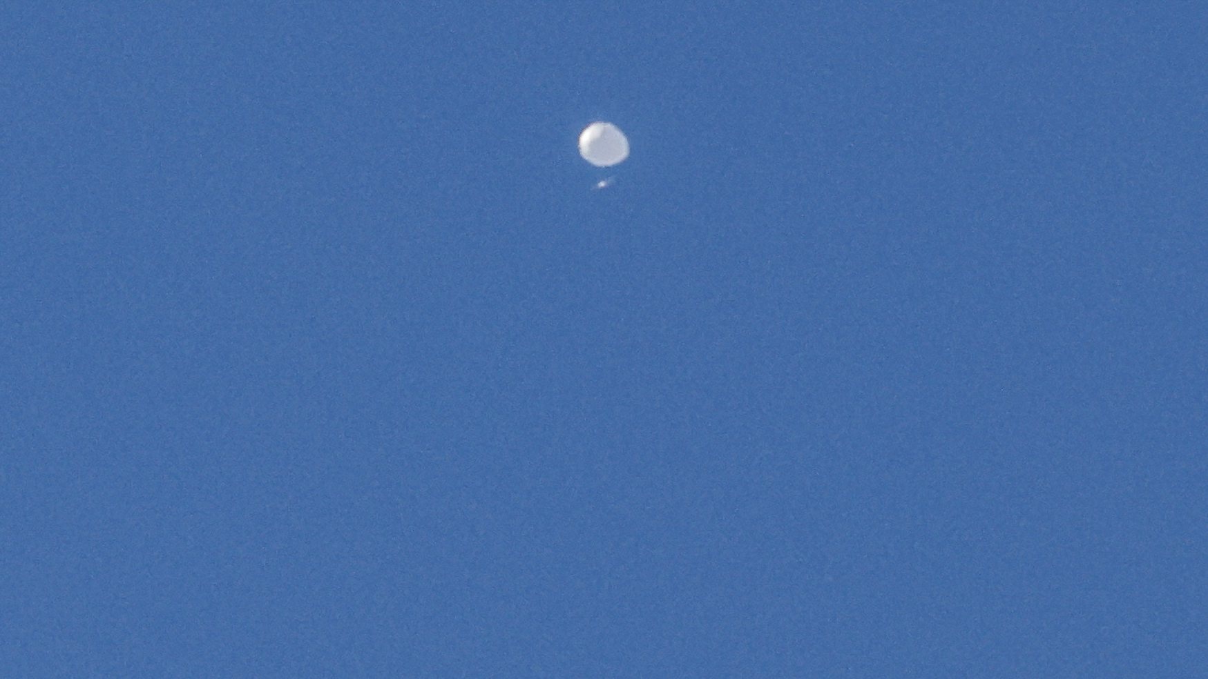epa10447614 A high-altitude balloon, which the US government has stated is Chinese, is seen as it continues its multi-day path across the Northern United States in Charlotte, North Carolina, USA, 04 February 2023. US Secretary of State Blinken postponed a planned trip to China following the discovery of the balloon. The Pentagon said that the maneuverable Chinese surveillance balloon was posing &#039;no risk to commercial aviation, military assets or people on the ground&#039;.  EPA/NELL REDMOND -- BEST QUALITY AVAILABLE