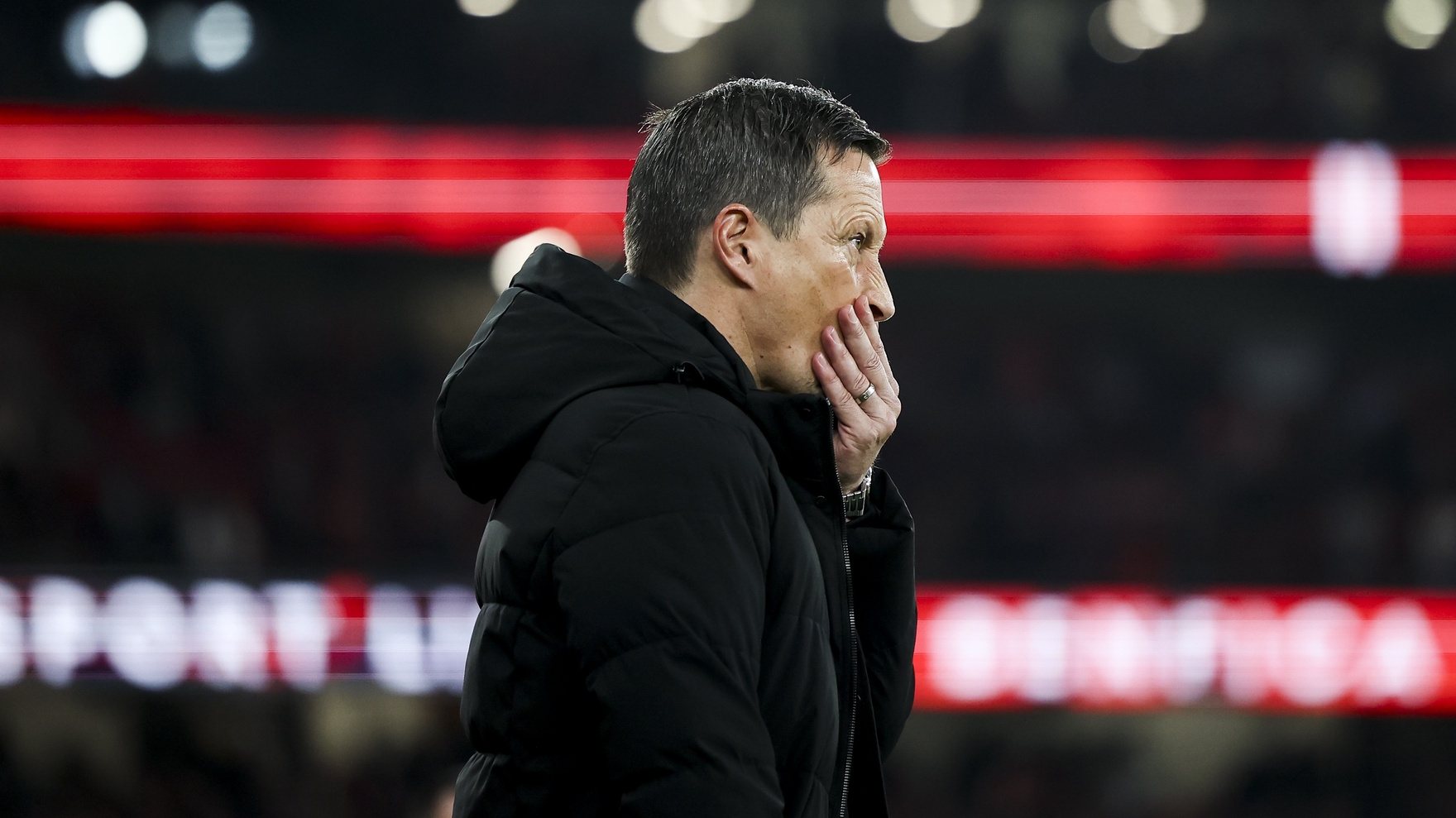epa11068149 Benfica head coach Roger Schmidt holds his face as he follows the Portugese Soccer Cup match between Benfica and Sporting de Braga, in Lisbon Portugal, 10 January 2024.  EPA/RODRIGO ANTUNES