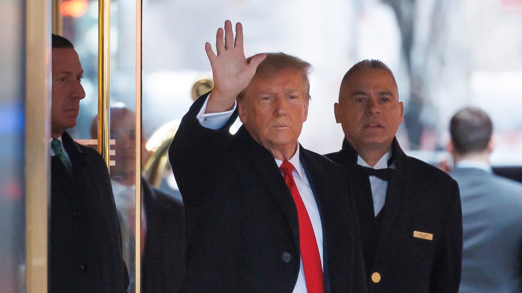 epa11106636 Former US President Donald Trump (C) leaves Trump Tower to attend E. Jean Carroll&#039;s defamation case against him in New York, New York, USA, 26 January 2024. Trump testified in his own defense on 25 January and is attending closing arguments today.  EPA/SARAH YENESEL