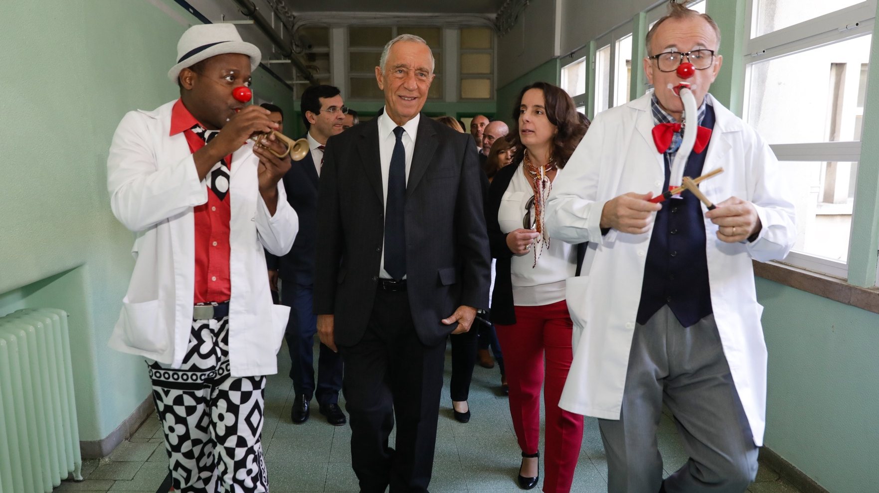 O Presidente da República Marcelo Rebelo de Sousa visitou o Hospital Dona Estefânia por ocasião do 140.º Aniversário, acompanhado pela Operação Nariz Vermelho, 20 de novembro de 2017 em Lisboa. TIAGO PETINGA/LUSA