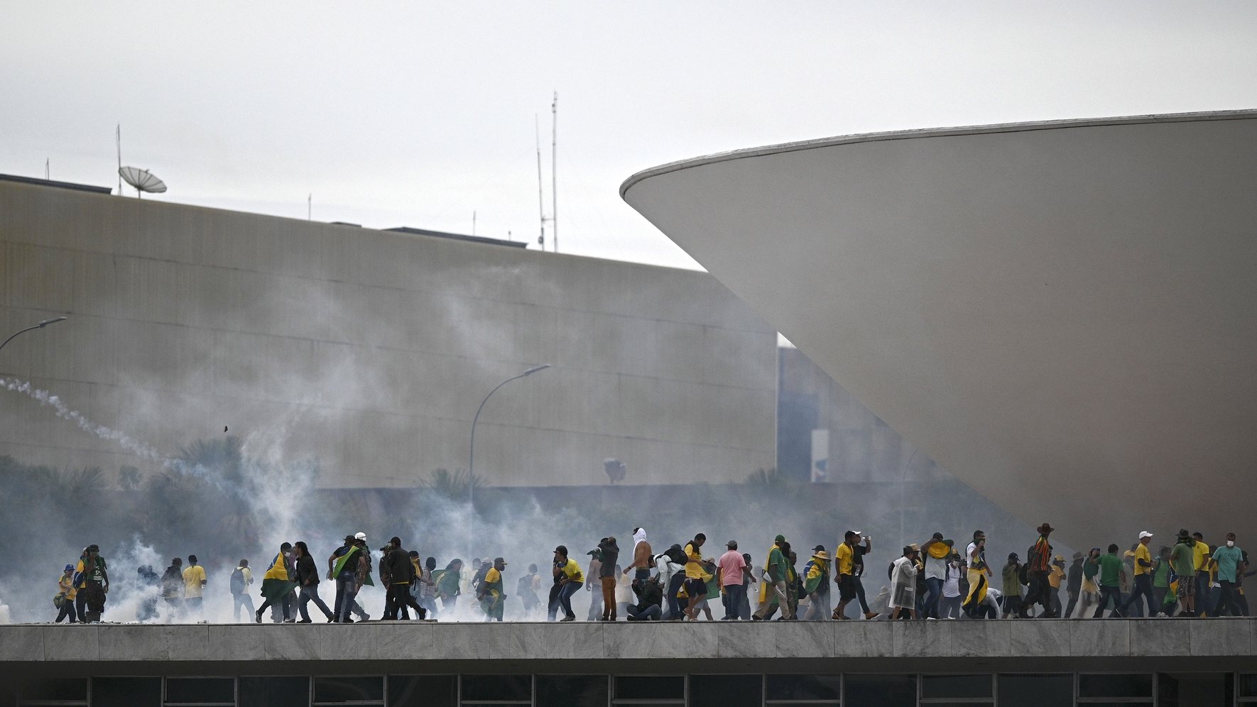 epa10396414 Police confront supporters of former Brazilian President Jair Bolsonaro invading Planalto Palace, in Brasilia, Brazil, 08 January 2023. Hundreds of supporters of former Brazilian President Jair Bolsonaro invaded the headquarters of the National Congress, and also Supreme Court and the Planalto Palace, seat of the Presidency of the Republic, in a demonstration calling for a military intervention to overthrow President Luiz Inacio Lula da Silva. The crowd broke through the cordons of security forces and forced their way to the roof of the buildings of the Chamber of Deputies and the Senate, and some entered inside the legislative headquarters.  EPA/ANDRE BORGES
