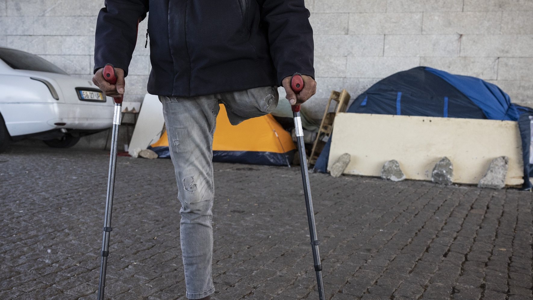 Hermínio Guedes, 46 anos, vive numa tenda no bairro das Fontainhas no Porto, 31 de janeiro de 2023. Quando na cidade do Porto se junta doenças, falta de habitação, temperaturas quase negativas e enxurradas, o resultado é uma espécie de revolução dos sem-abrigo a montar tendas iglu para combater a vaga de frio no Norte de Portugal. (ACOMPANHA TEXTO DA LUSA DO DIA 05 DE FEVEREIRO DE 2023). JOSÉ COELHO/LUSA