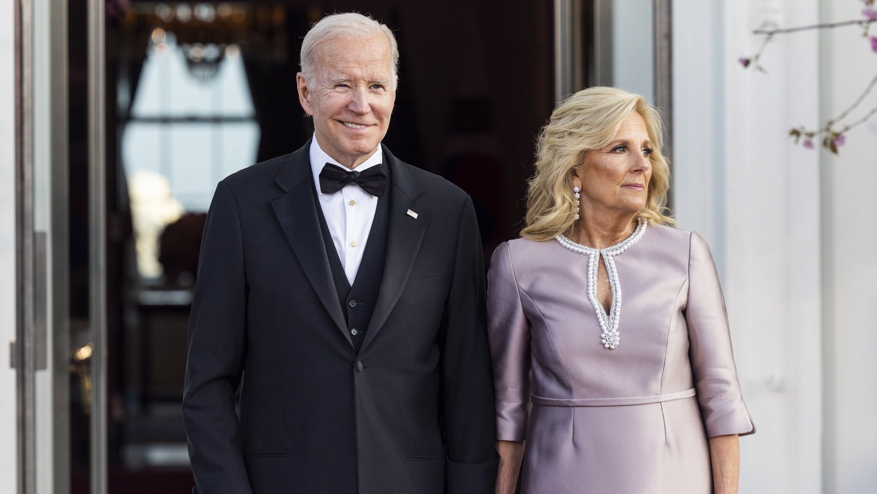 epa10593480 US President Joe Biden (L) and First Lady Jill Biden (R) prepare to welcome South Korean President Yoon Suk Yeol and his wife Kim Keon Hee to the North Portico of the White House for their state dinner in Washington, DC, USA, 26 April 2023. Yoon is on the second day of a three-day visit to DC, which includes addressing a joint meeting of Congress and a tour of NASA’s Goddard Space Flight Center.  EPA/JIM LO SCALZO