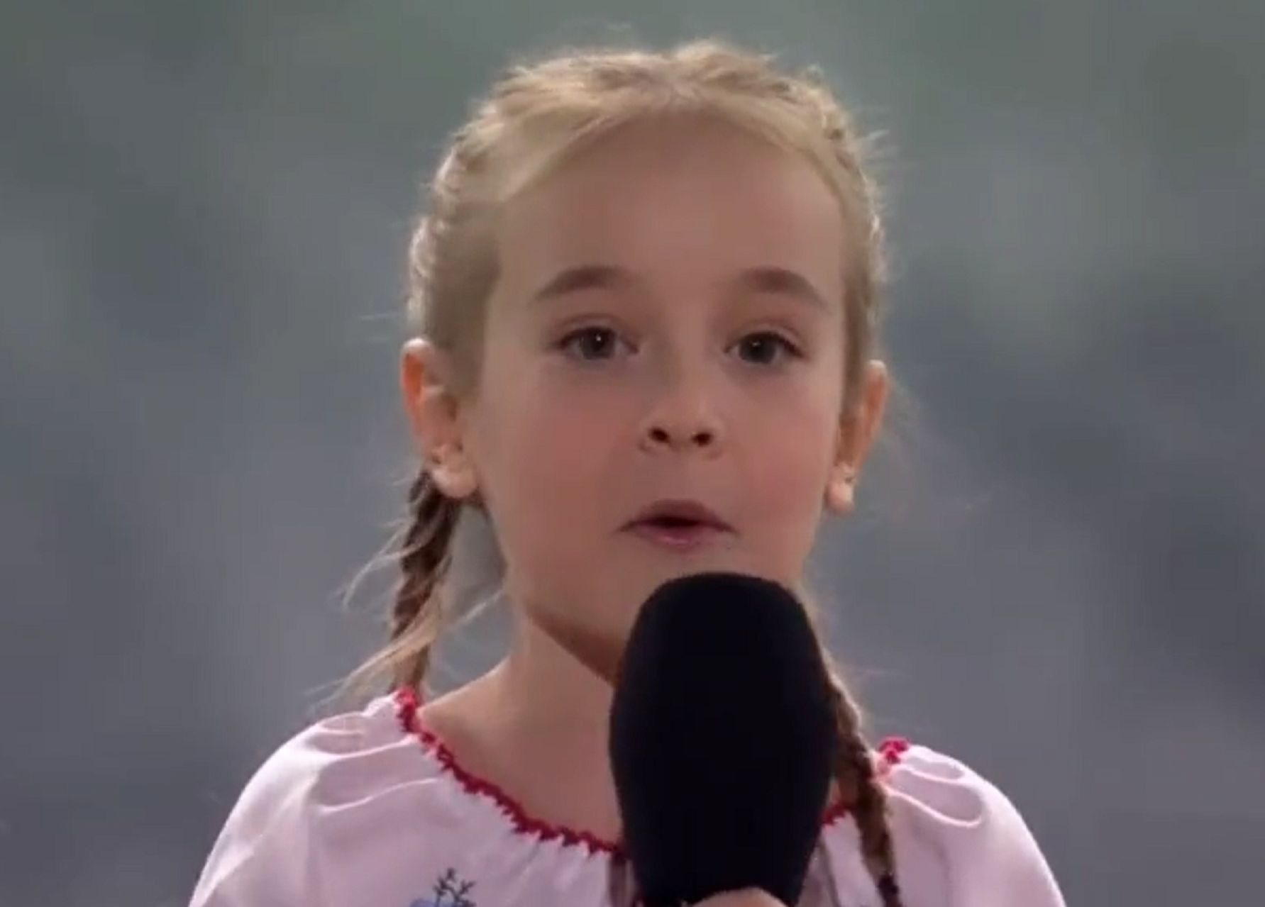 Amelia Anisovych canta o hino nacional da Ucrânia durante um concerto solidário na Polónia
