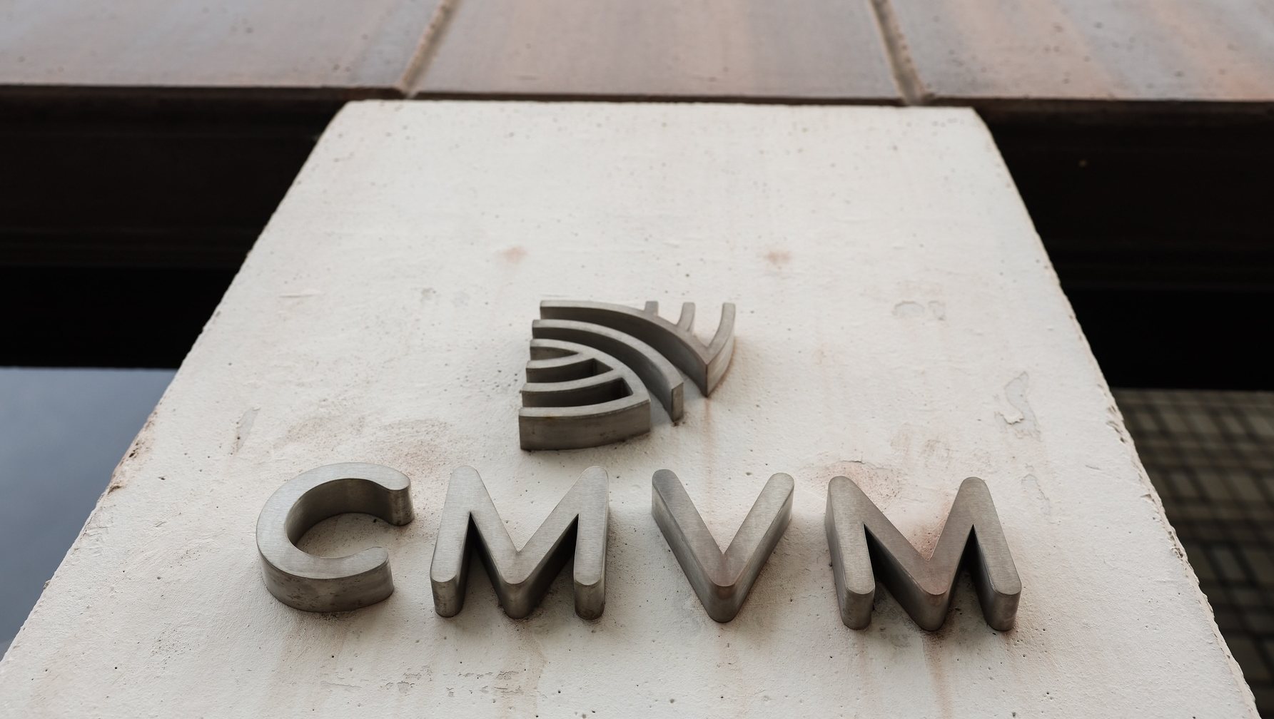 Logotipo da Comissão do Mercado de Valores Imobiliários - CMVM, na sede em Lisboa, 15 de fevereiro de 2023. TIAGO PETINGA/LUSA