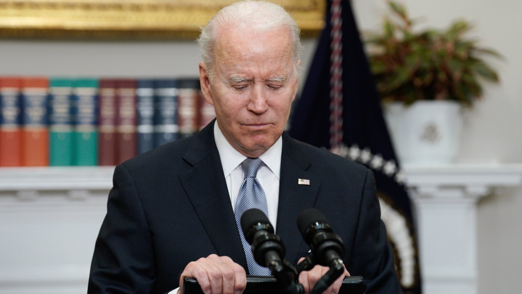 epa09900786 U.S. President Joe Biden delivers remarks on Ukraine in the Roosevelt Room at the White House in Washington, DC, USA, 21 April 2022.  EPA/YURI GRIPAS / POOL