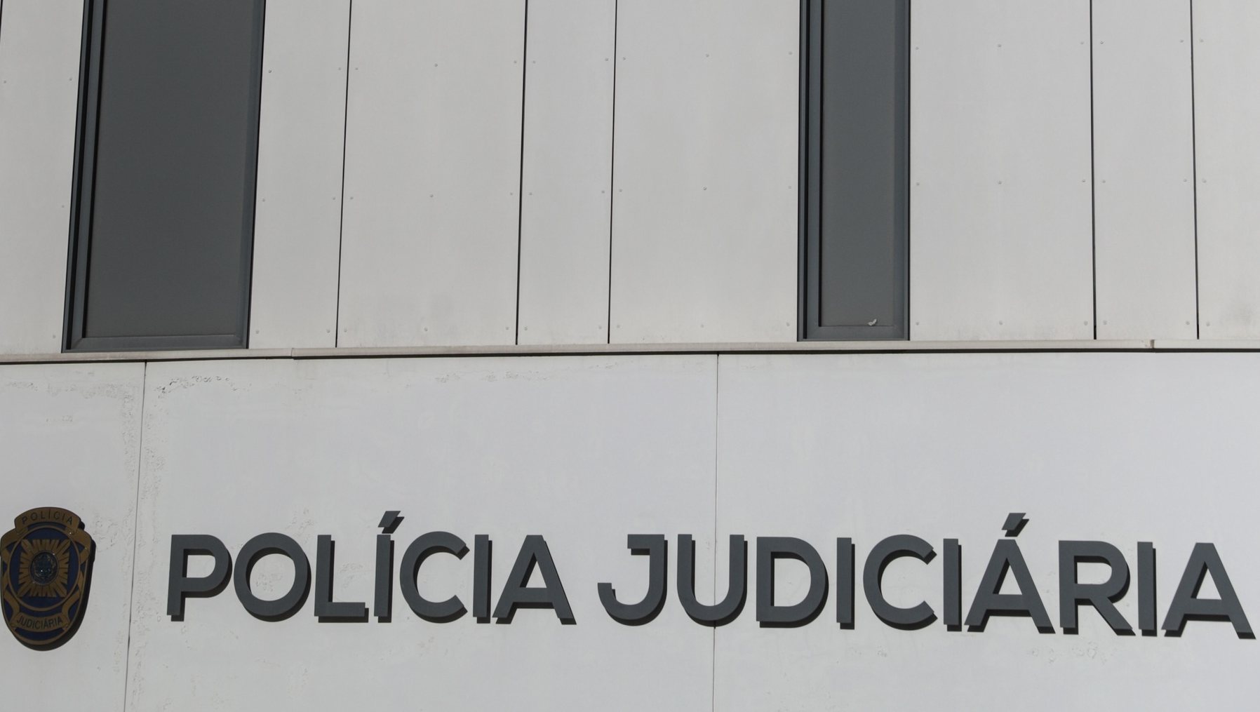 Logotipo com escudo no edificio sede da Policia Judiciária em Lisboa, 17 de agosto de 2022. TIAGO PETINGA/LUSA