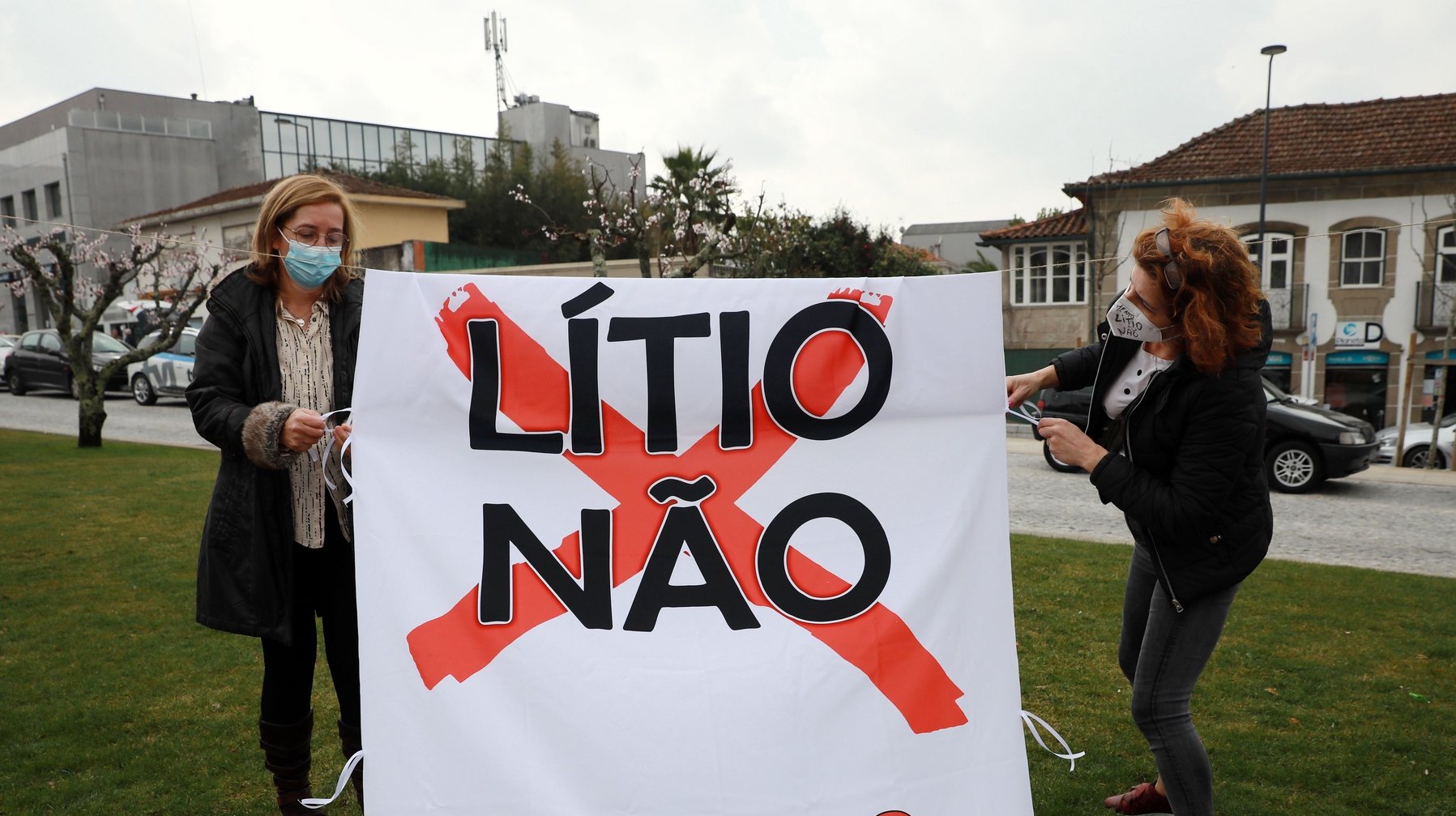 Habitantes do concelho de Felgueiras participam na manifestação contra a exploração de lítio organizada pelo &quot;Movimento Anti-Lítio – Seixoso&quot; no centro da Lixa, em Felgueiras, 12 de fevereiro de 2022. ESTELA SILVA/LUSA