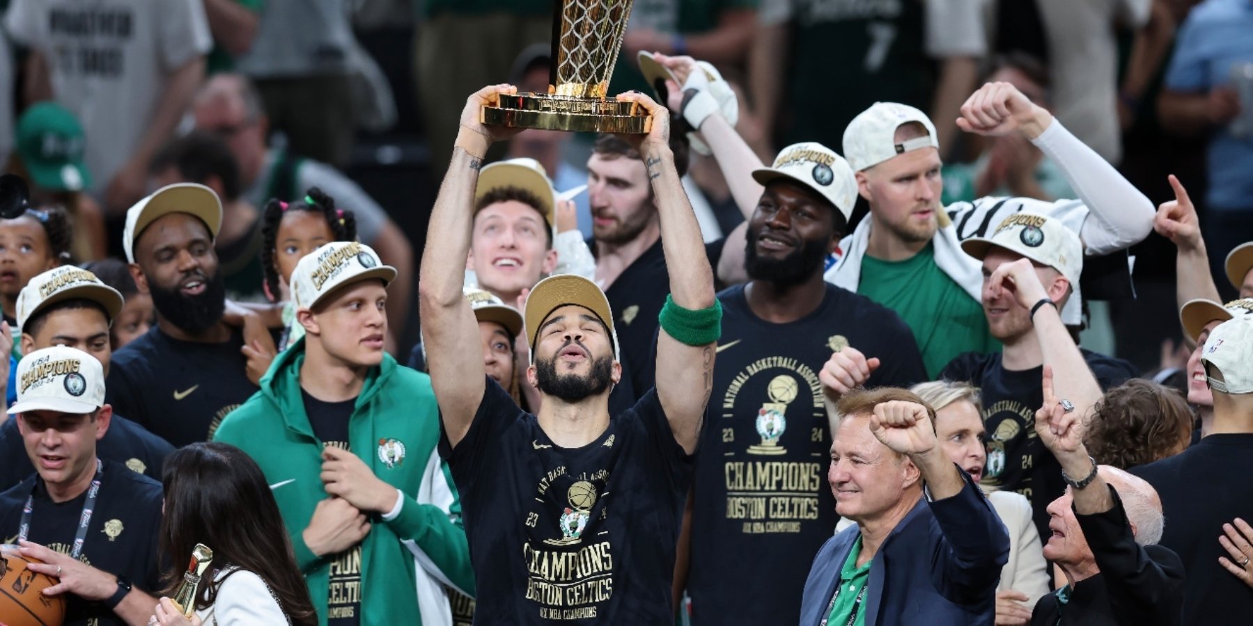 Boston Celtics venceram Dallas Mavericks em cinco jogos na final e sagraram-se campeões 16 anos depois, superando o número de títulos dos Los Angeles Lakers